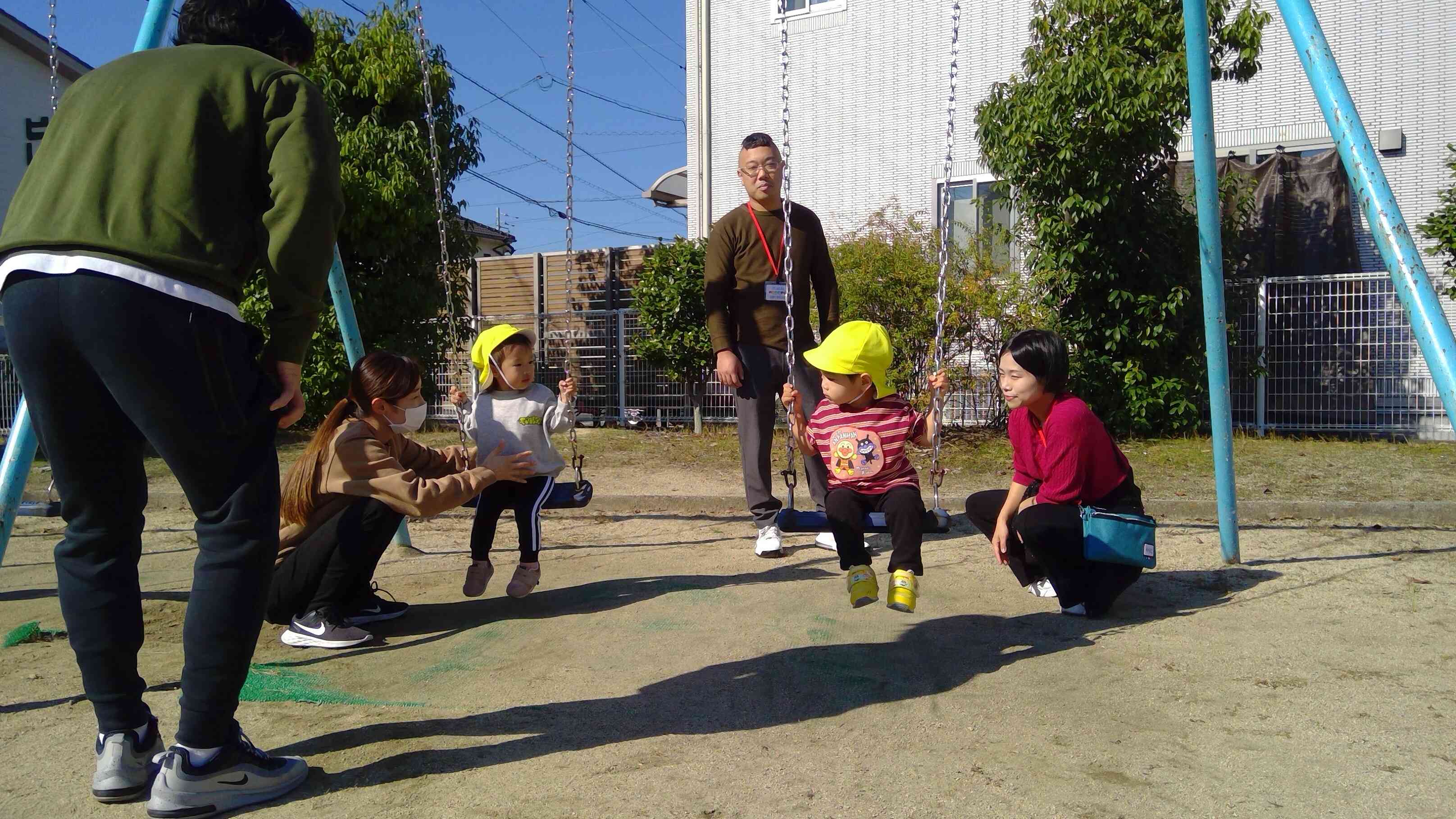 ママやパパが傍で優しく見守ってくれてニコニコでブランコ。