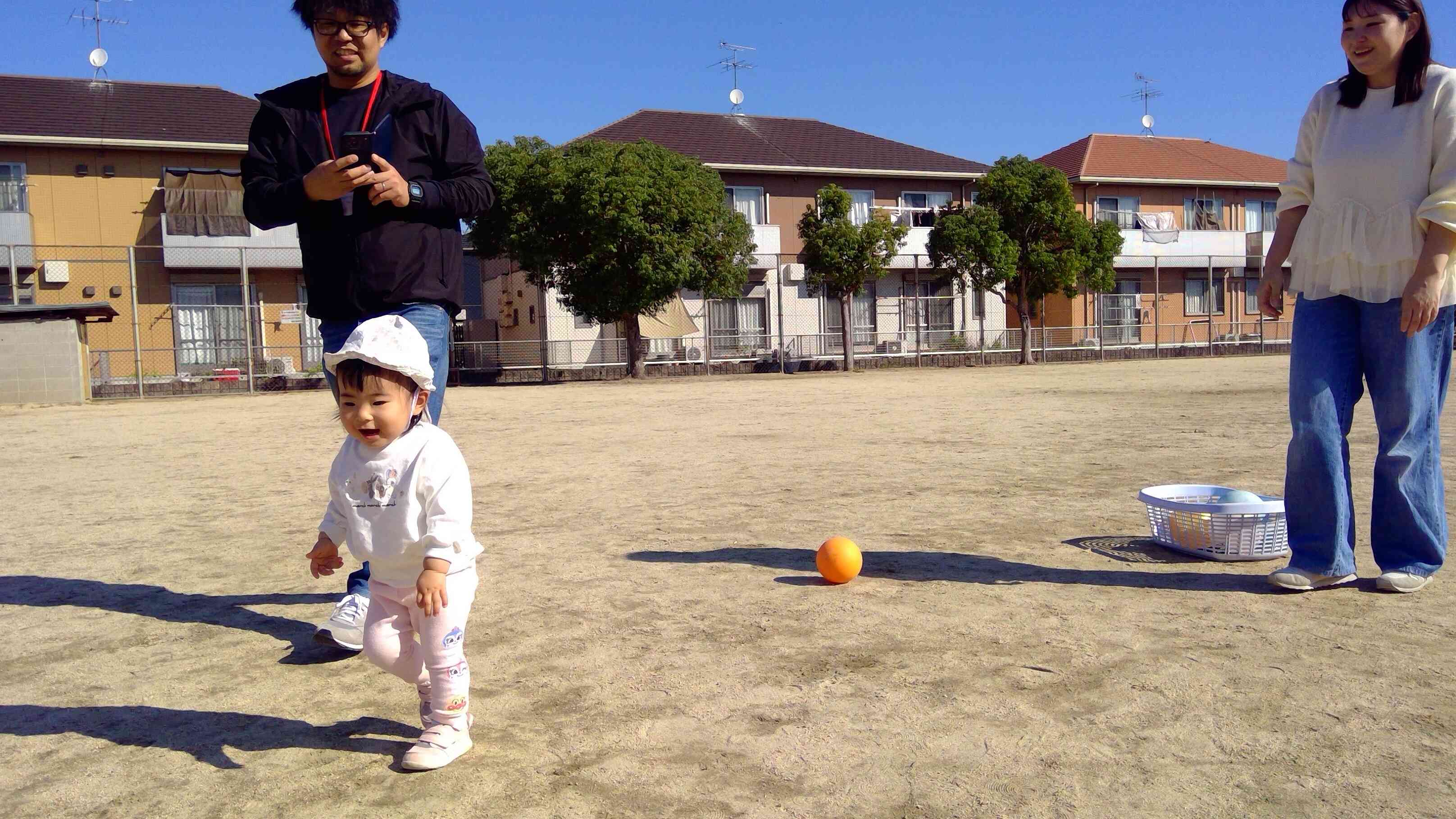 「まてまて~」ママやパパと楽しい追いかけっこ。