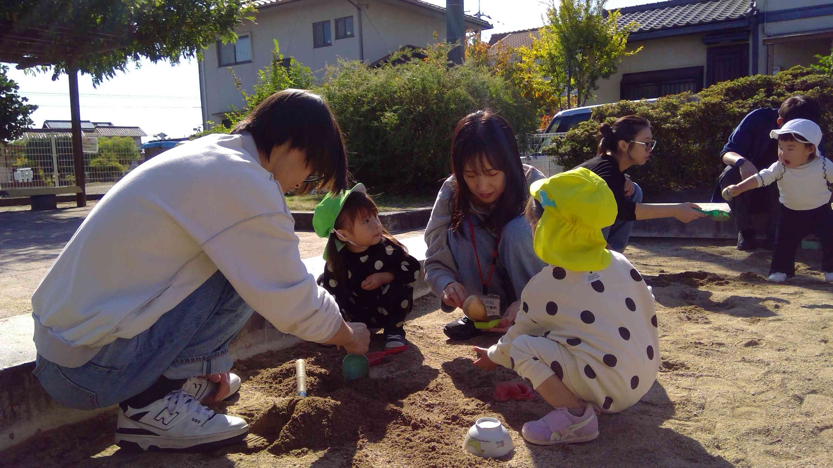 ママとパパと一緒にお砂場で大きな穴をほりほり~。