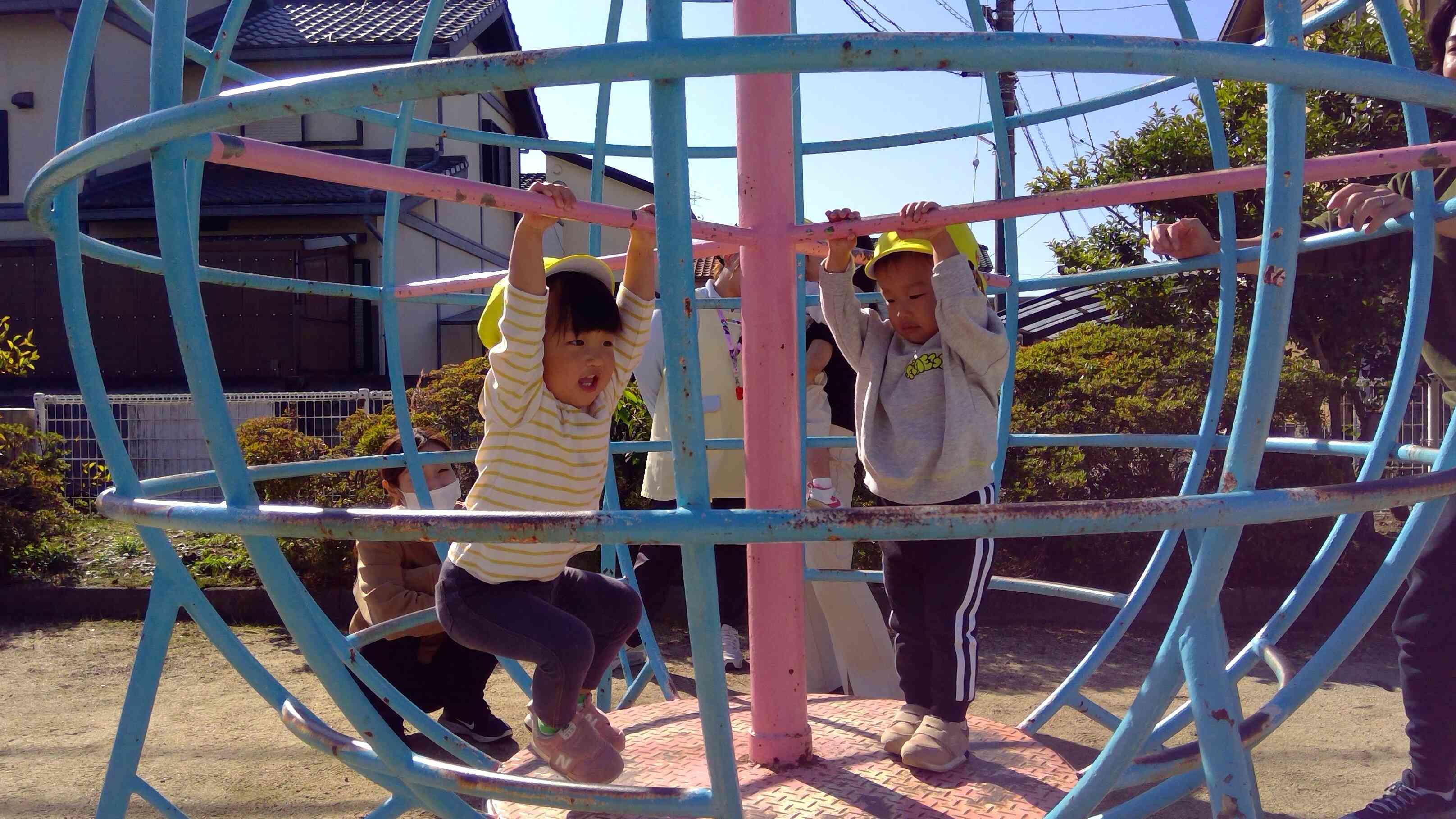 ジャングルジムの中でぶ~らんぶ~らん、楽しいね~。