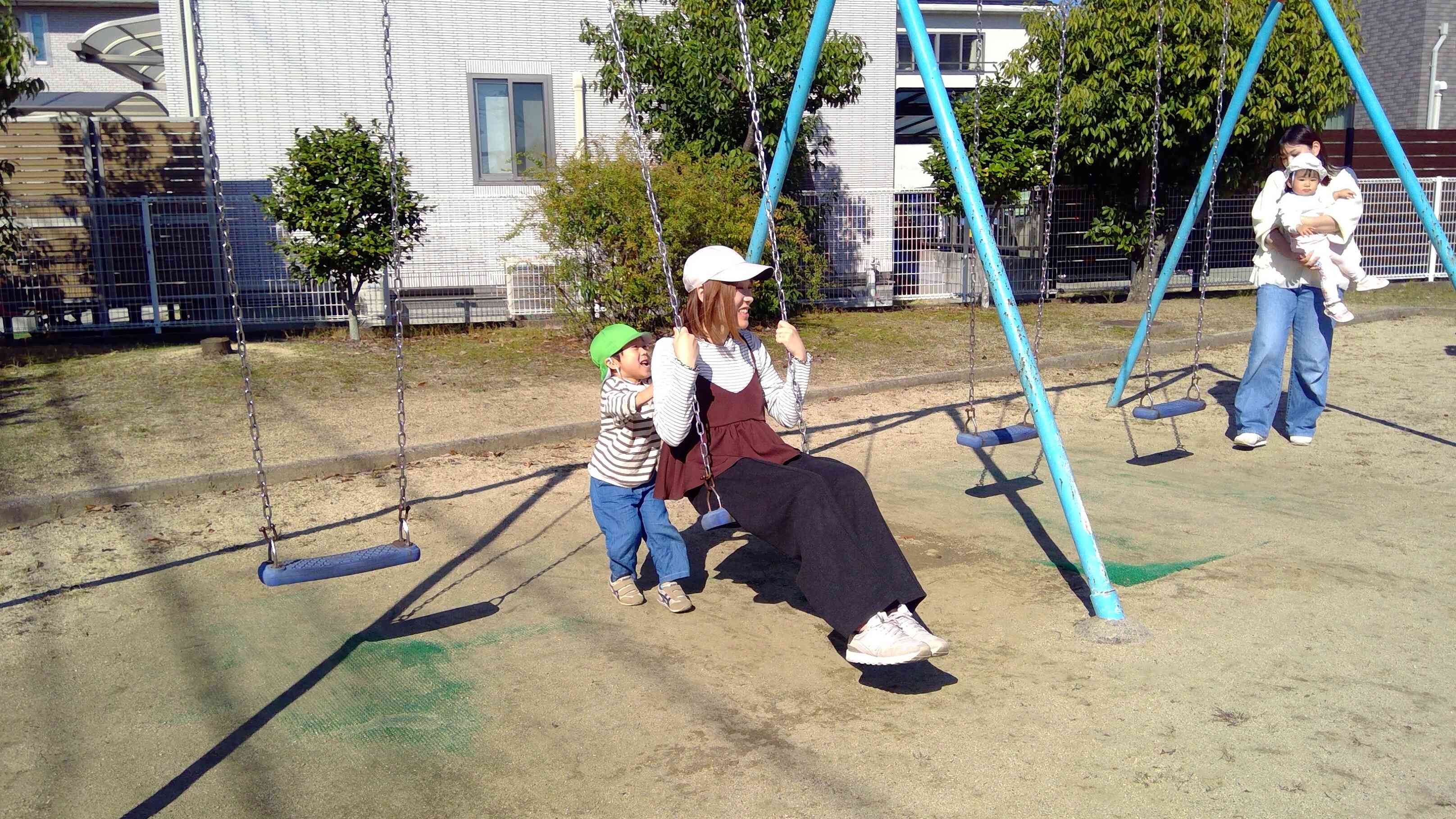 「ママ乗って~、押してあげるよ~」