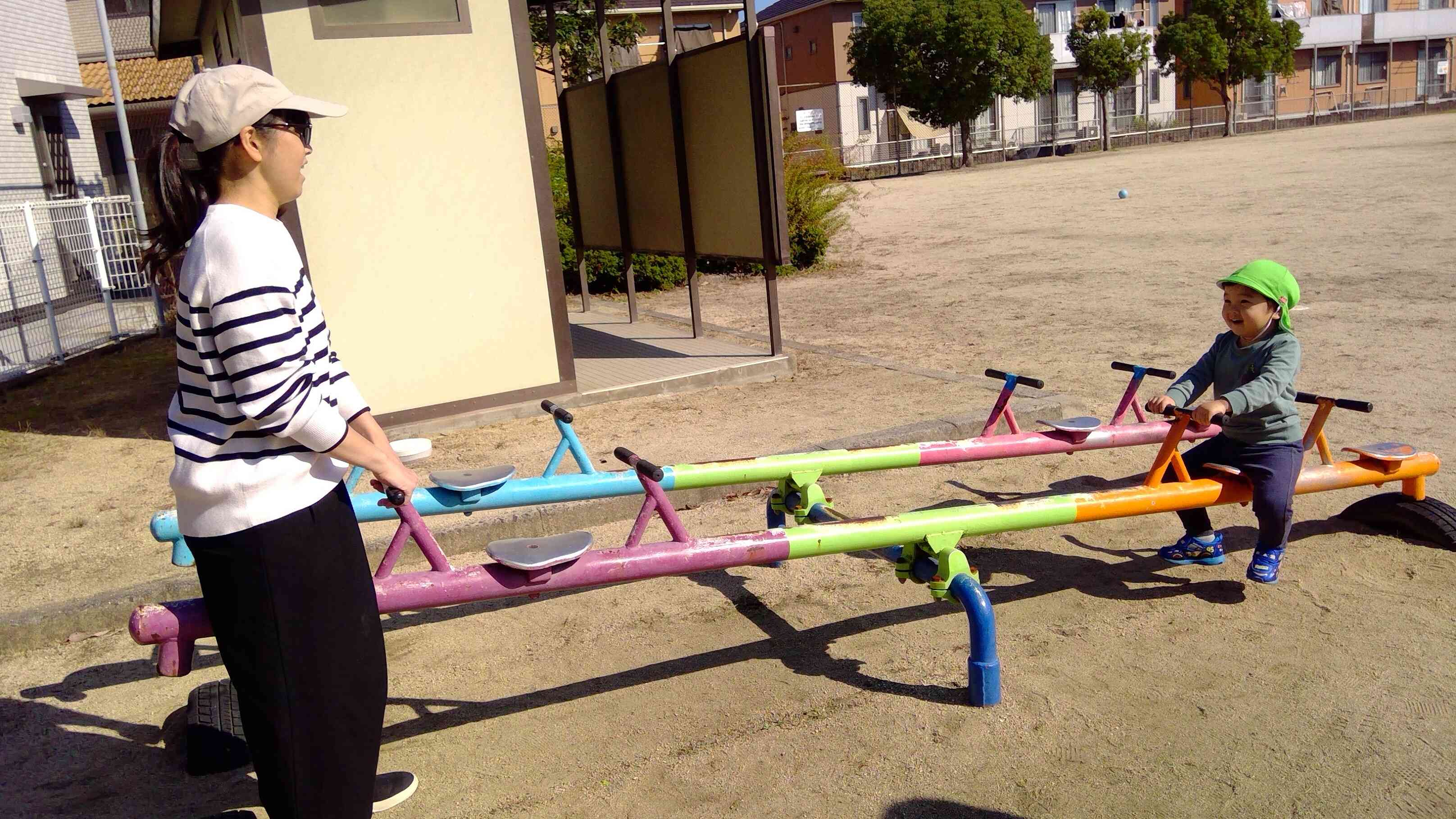 ママと一緒にシーソー