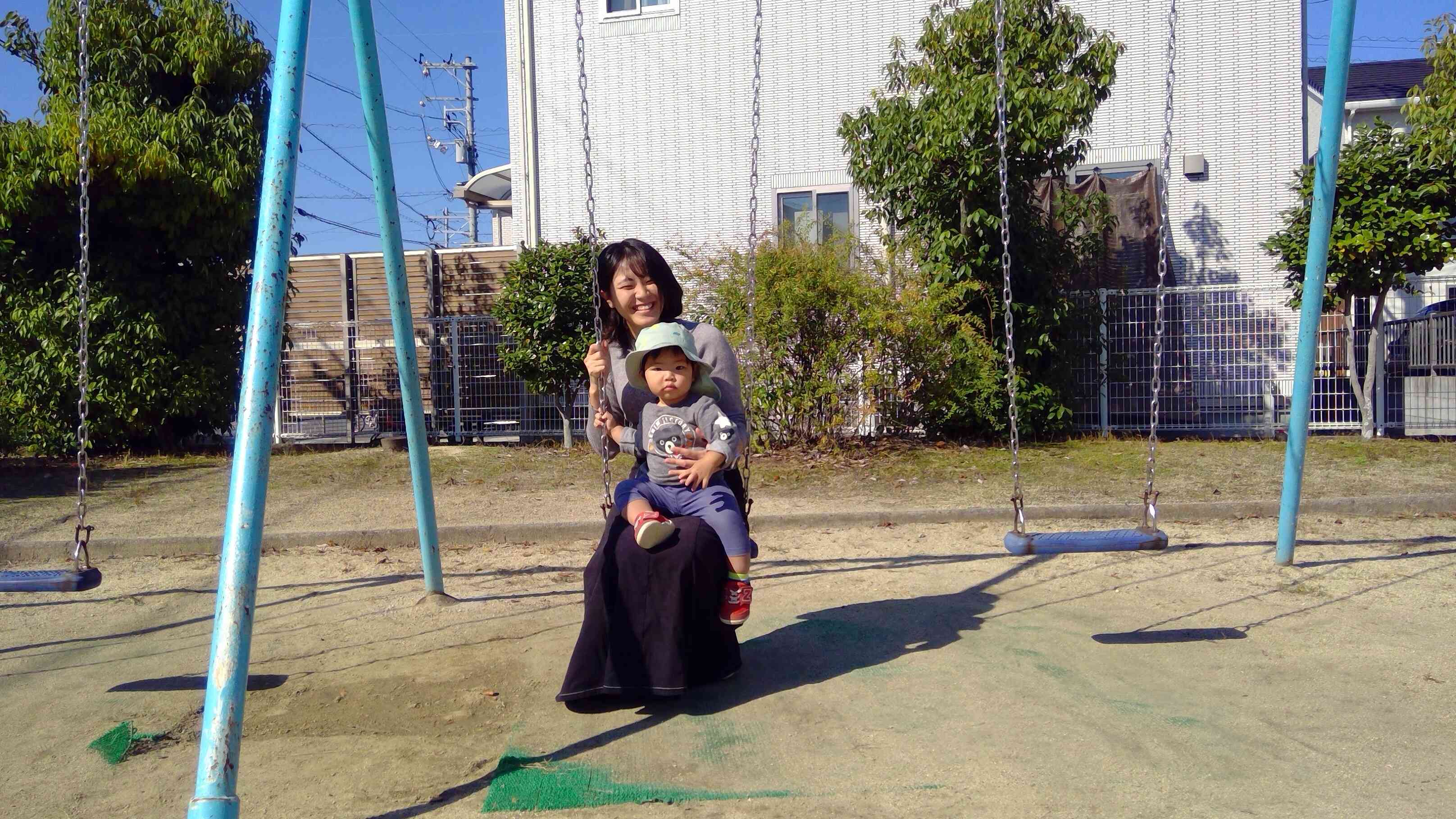 ママの抱っこで楽しいブランコ。