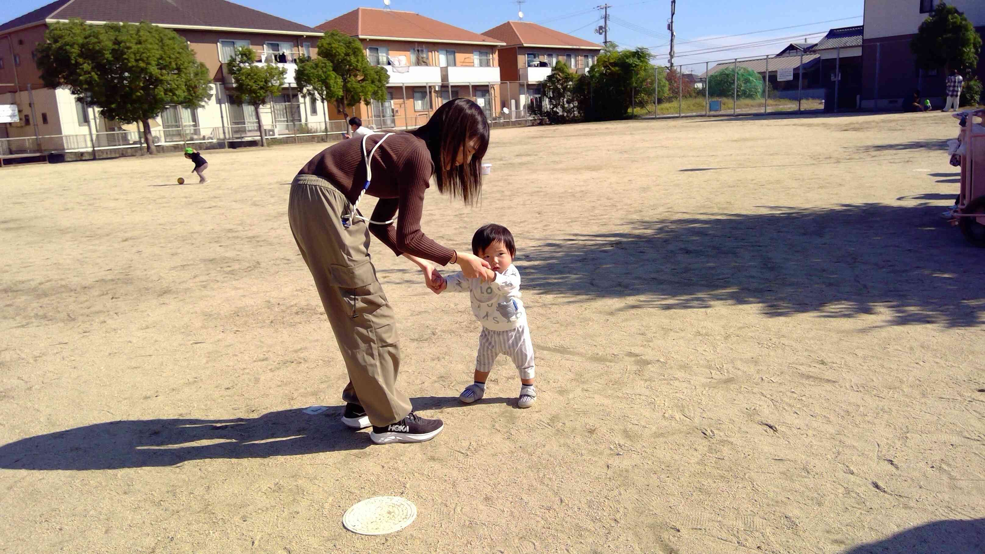 ママの両手をしっかり握って「いちにいちに」とゆっくり歩く可愛いおともだち。