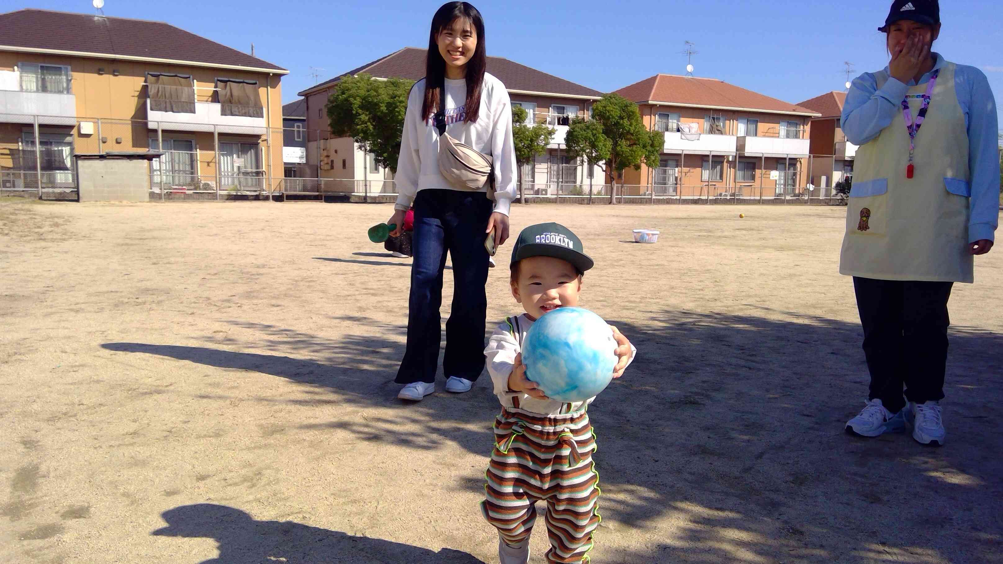 ママと一緒にニコニコでボール遊び。