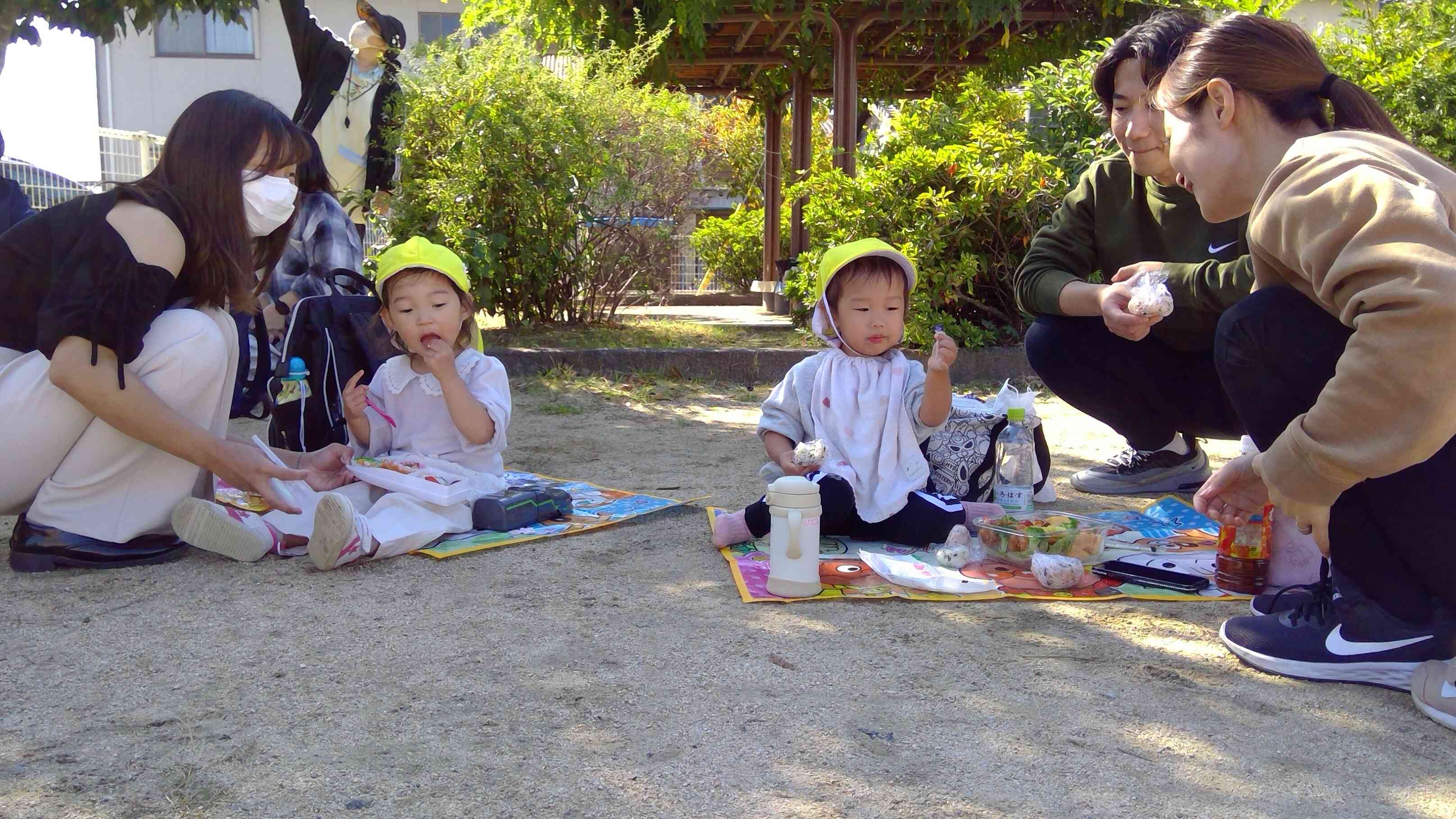 仲良しのお友だちとニコニコのお弁当タイム。