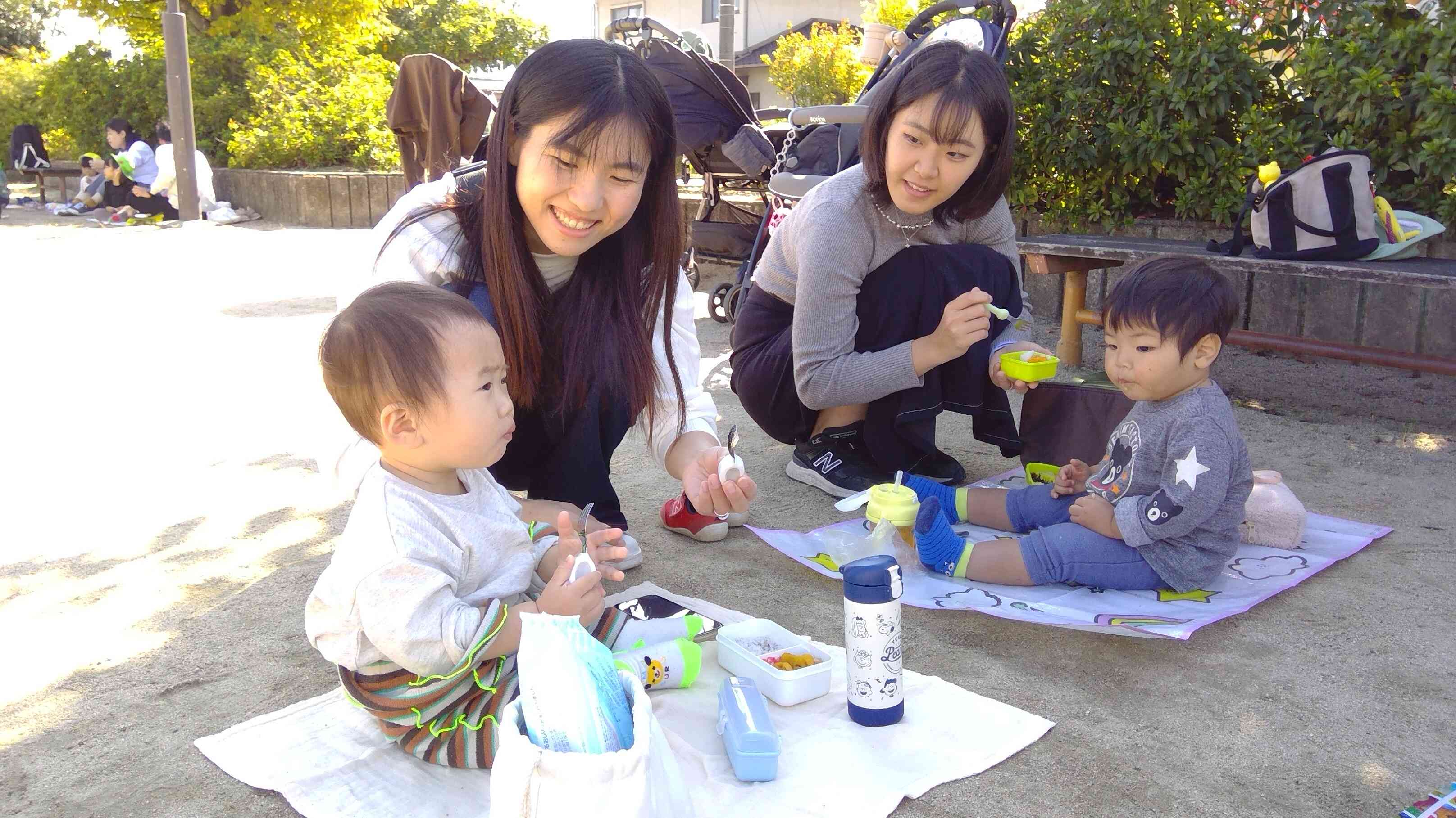 お外で食べるお弁当、おいしいね。
