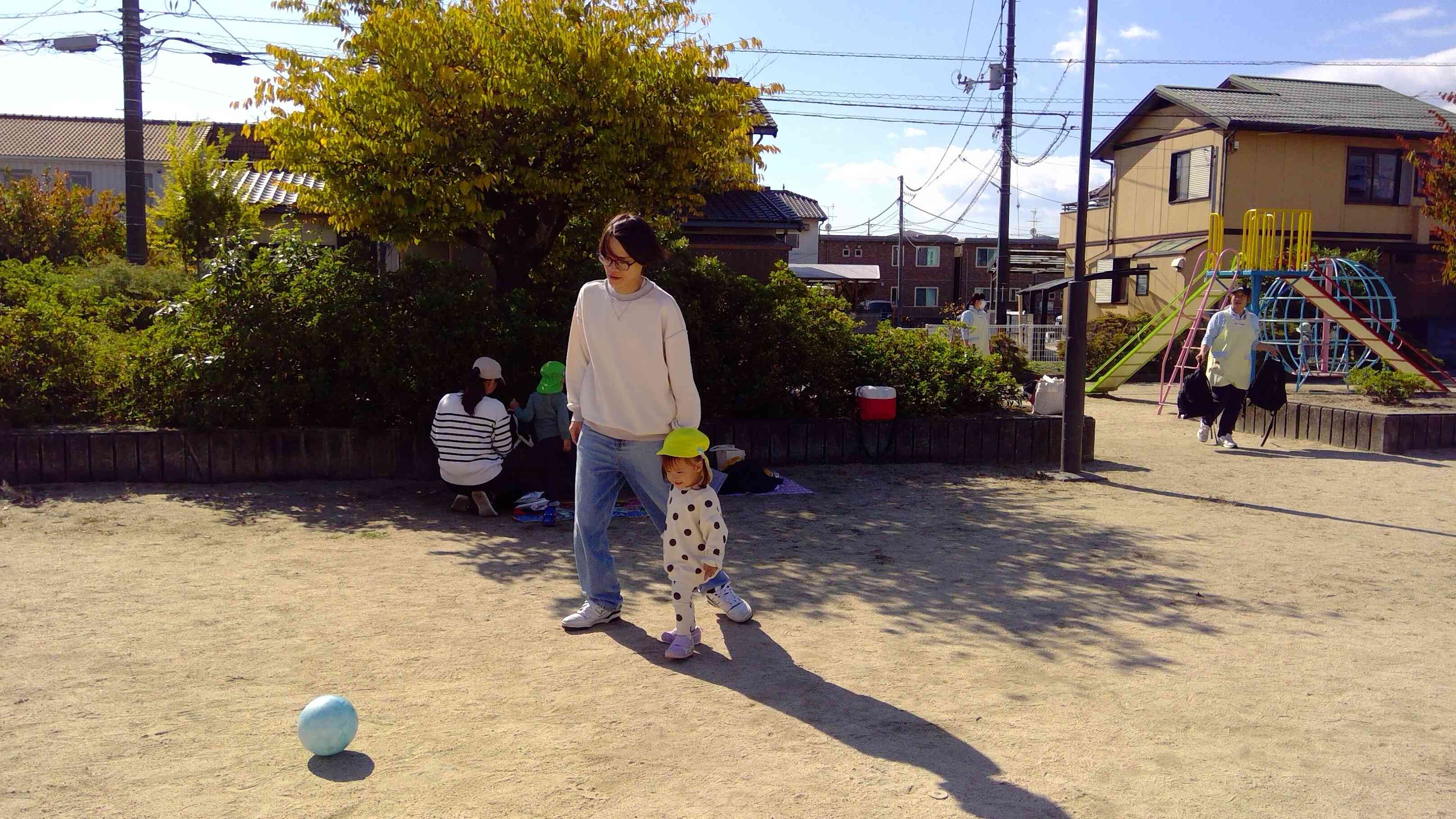 広～い公園で、パパとボール遊び、楽しいね。