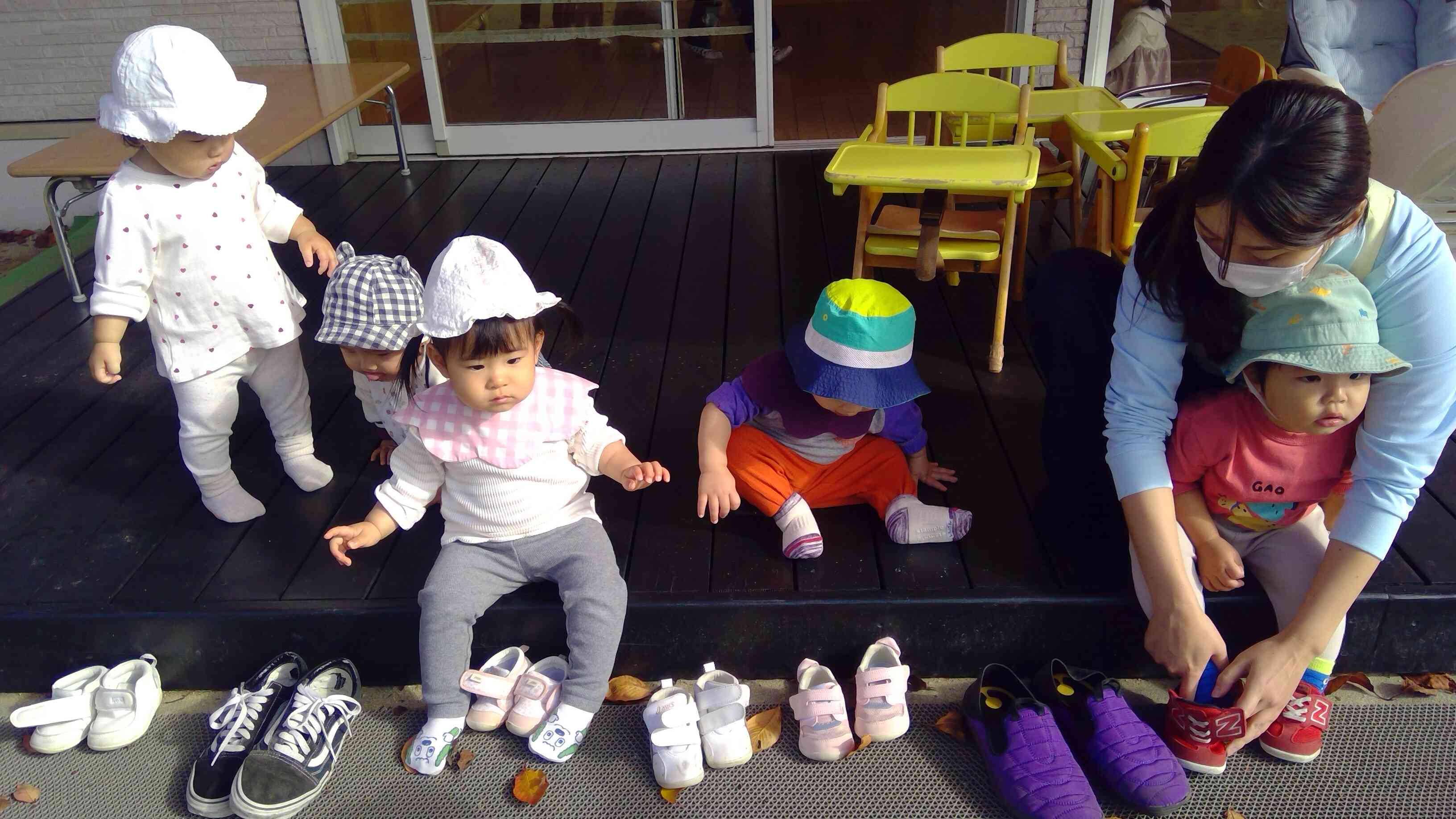 ひよこぐみさんもお靴を履かせてもらって、園庭へレッツゴー。