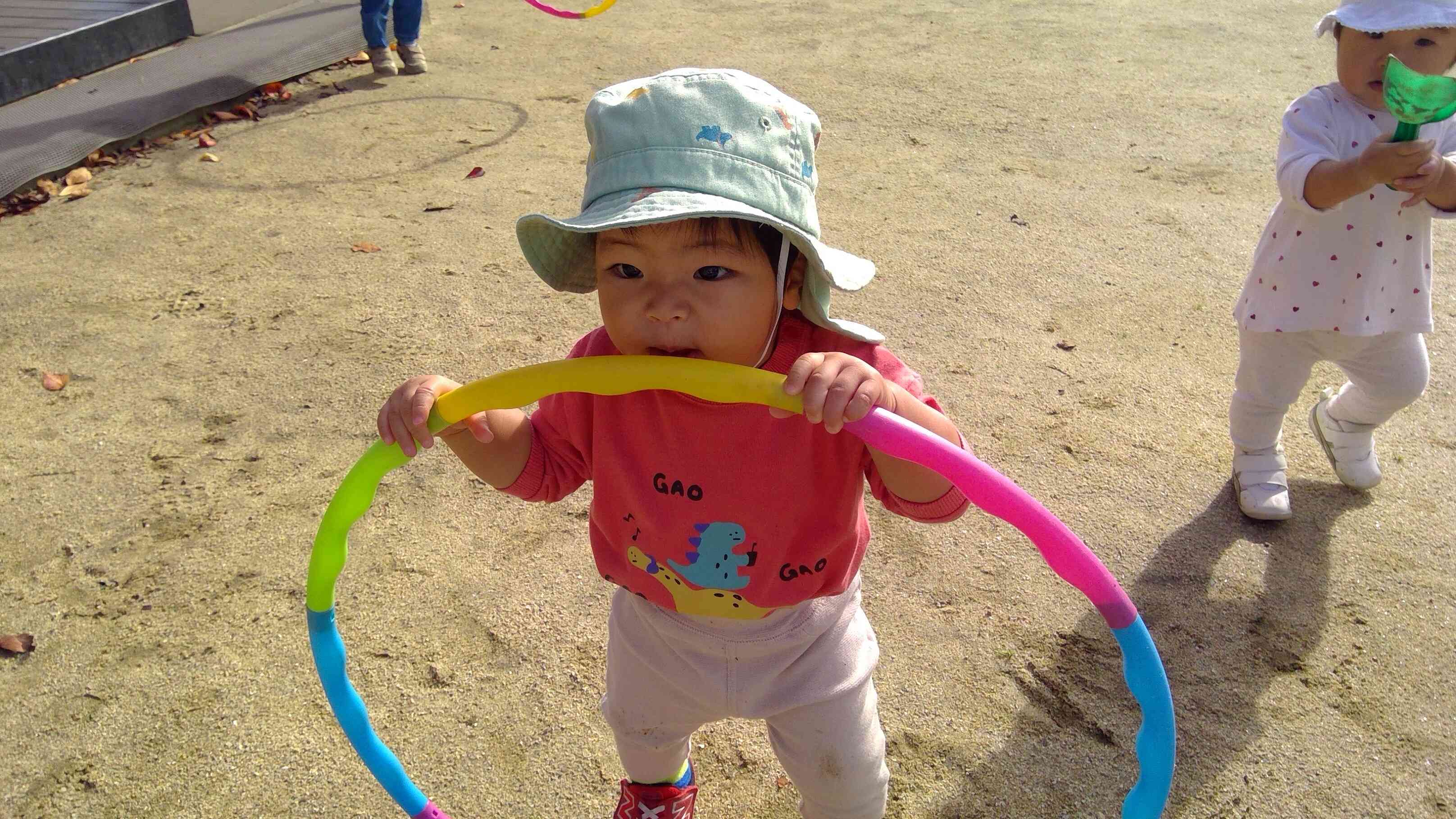 フープを持っていちにいちに。