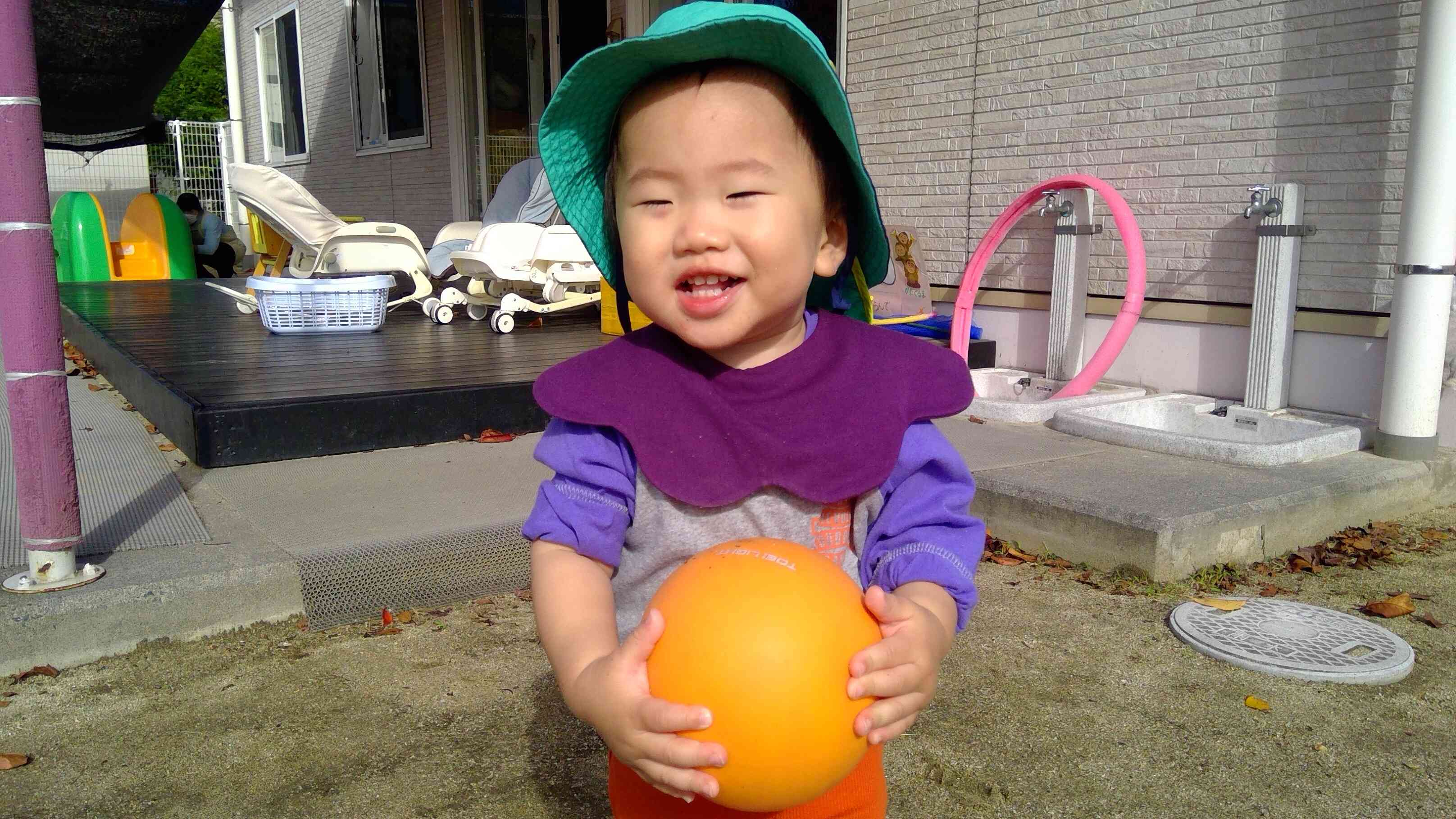 ボールを持って、いくよーそ~れ。