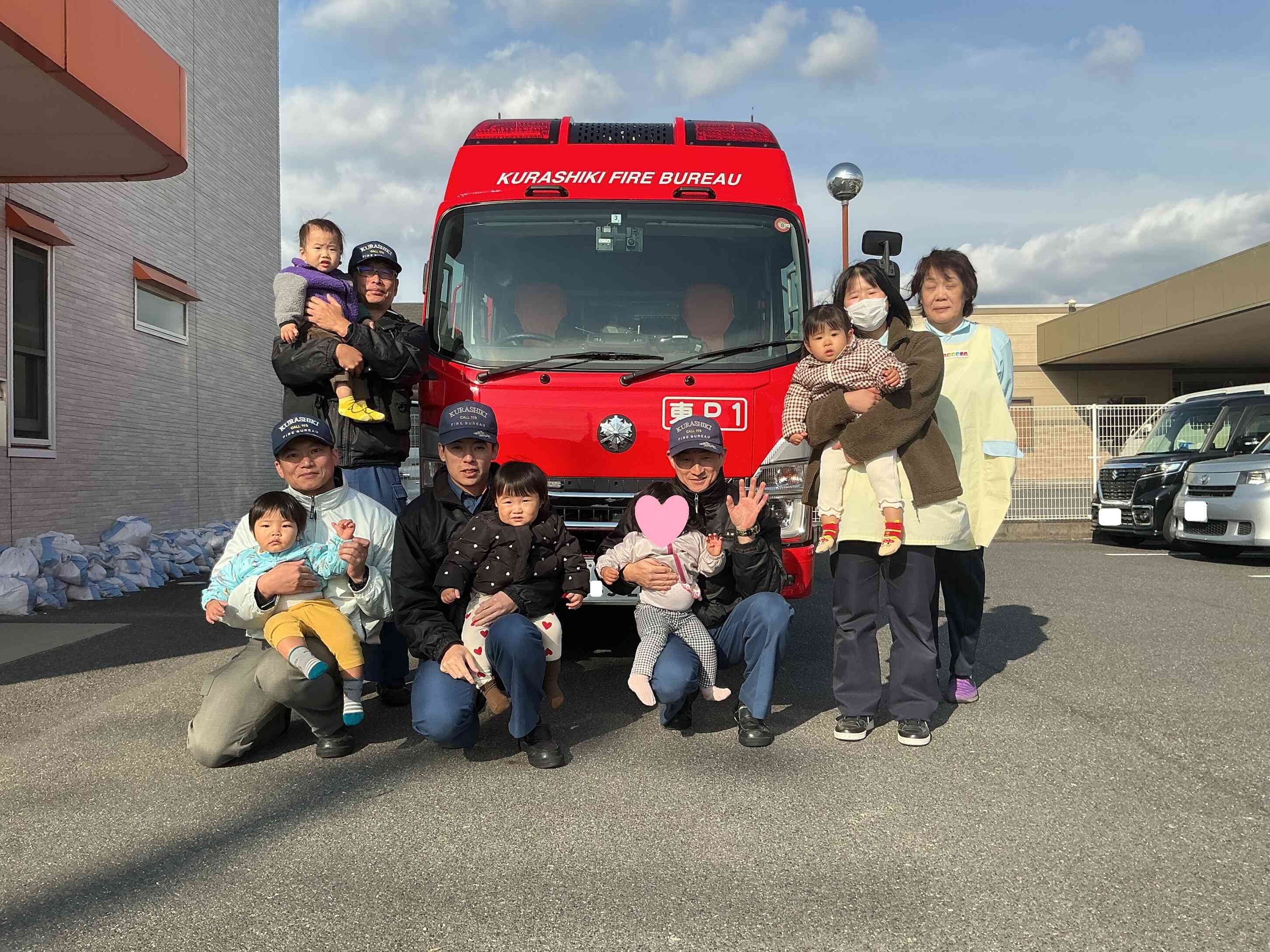 カッコいい消防士さんに抱っこしてもらったひよこぐみさん(0歳児)。