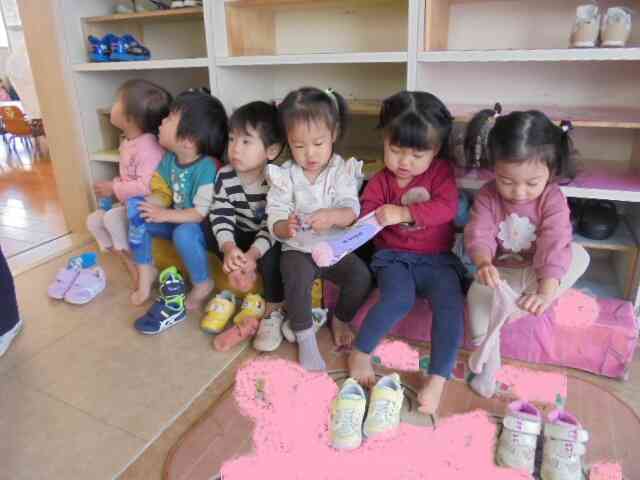 「じぶんでじぶんでー」ソックスや靴を頑張って履いていますよ。