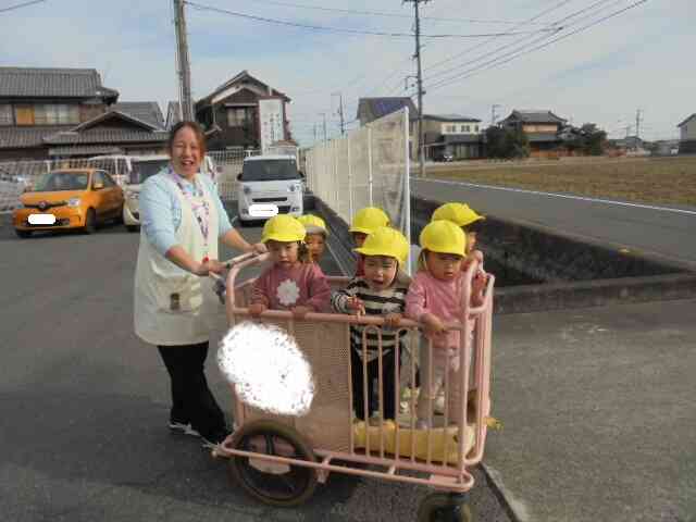 お散歩車に乗ってしゅっぱーつ。