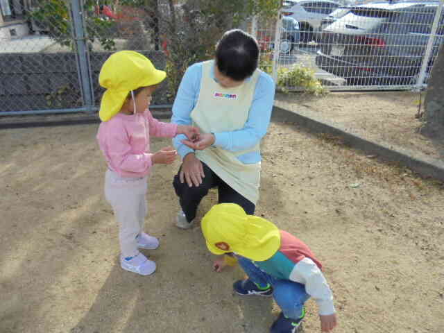 「せんせい、はいどうぞ」