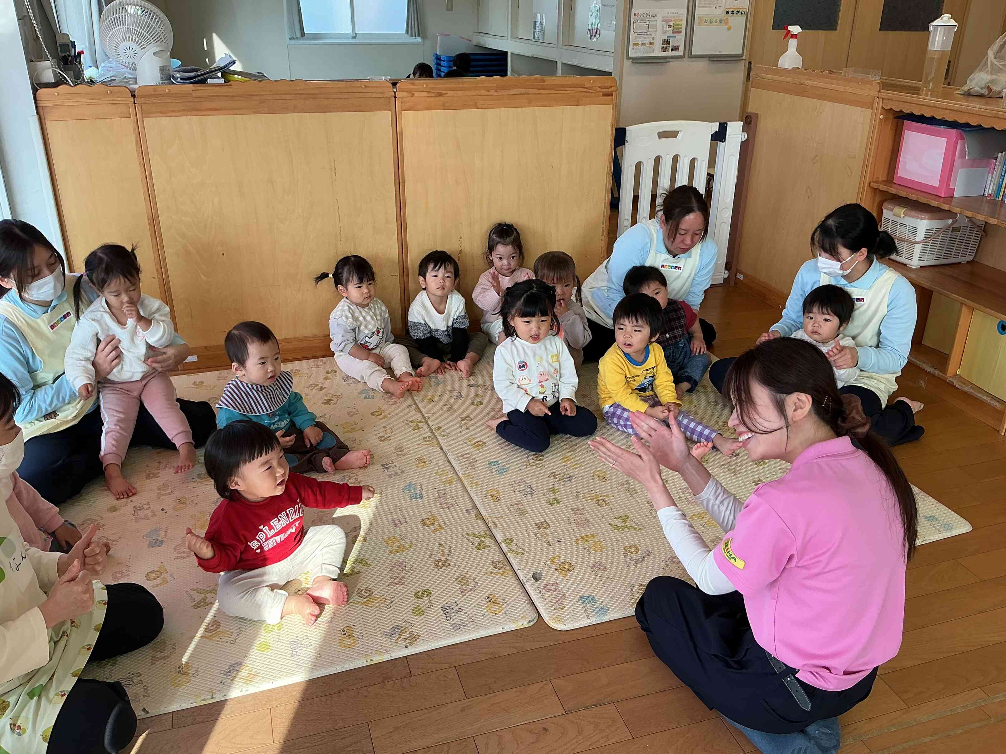 ひよこぐみさんもニコニコで参加しますよ。