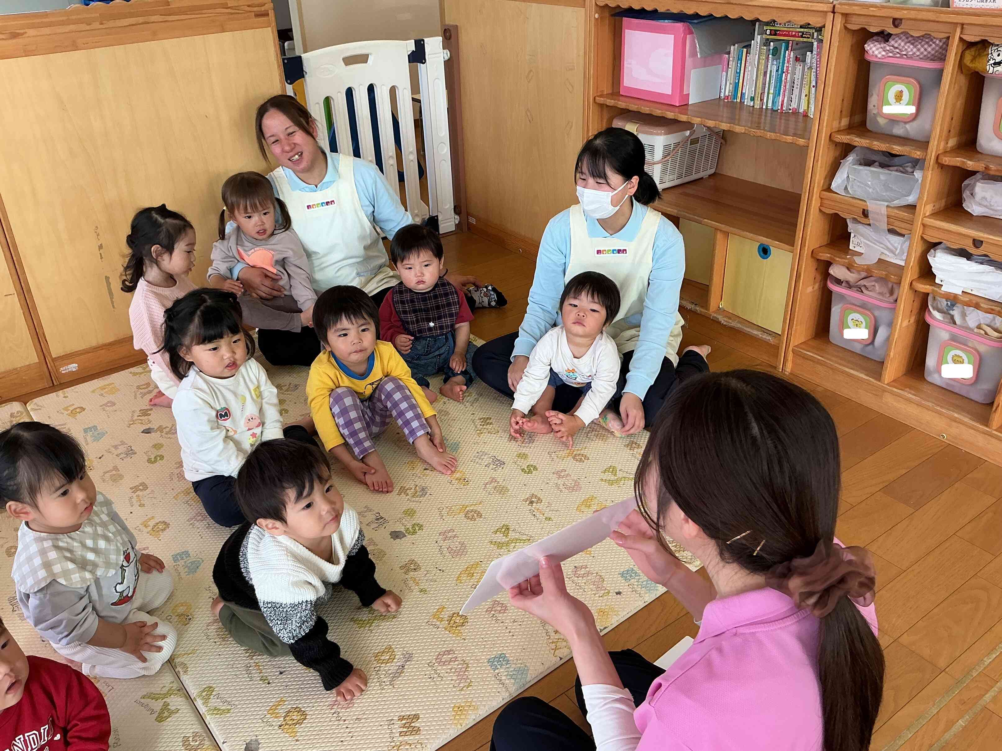 楽しい絵カードに興味津々。