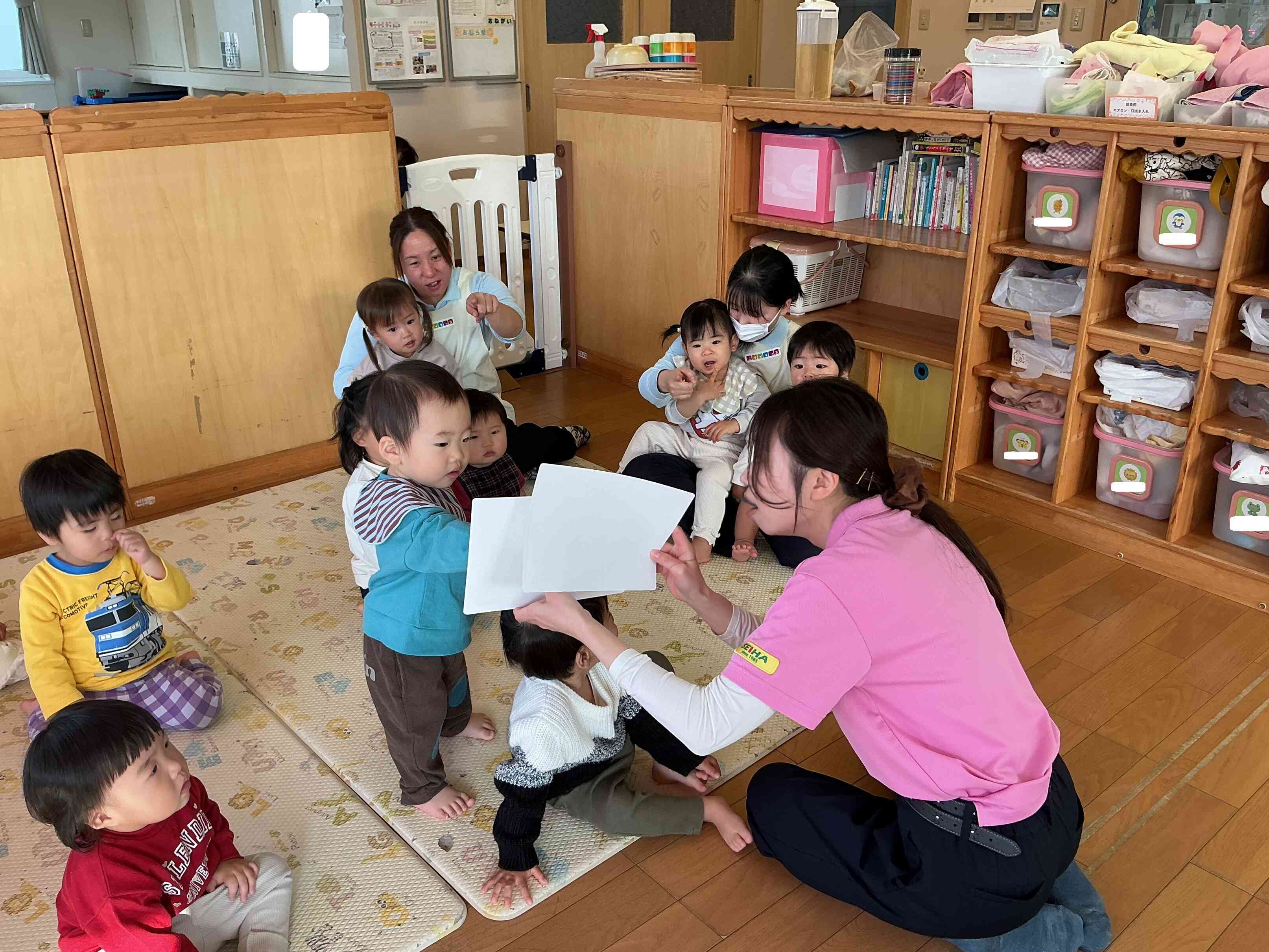 お気に入りの絵を見つけたひよこぐみのおともだち。指さして教えてくれましたよ。