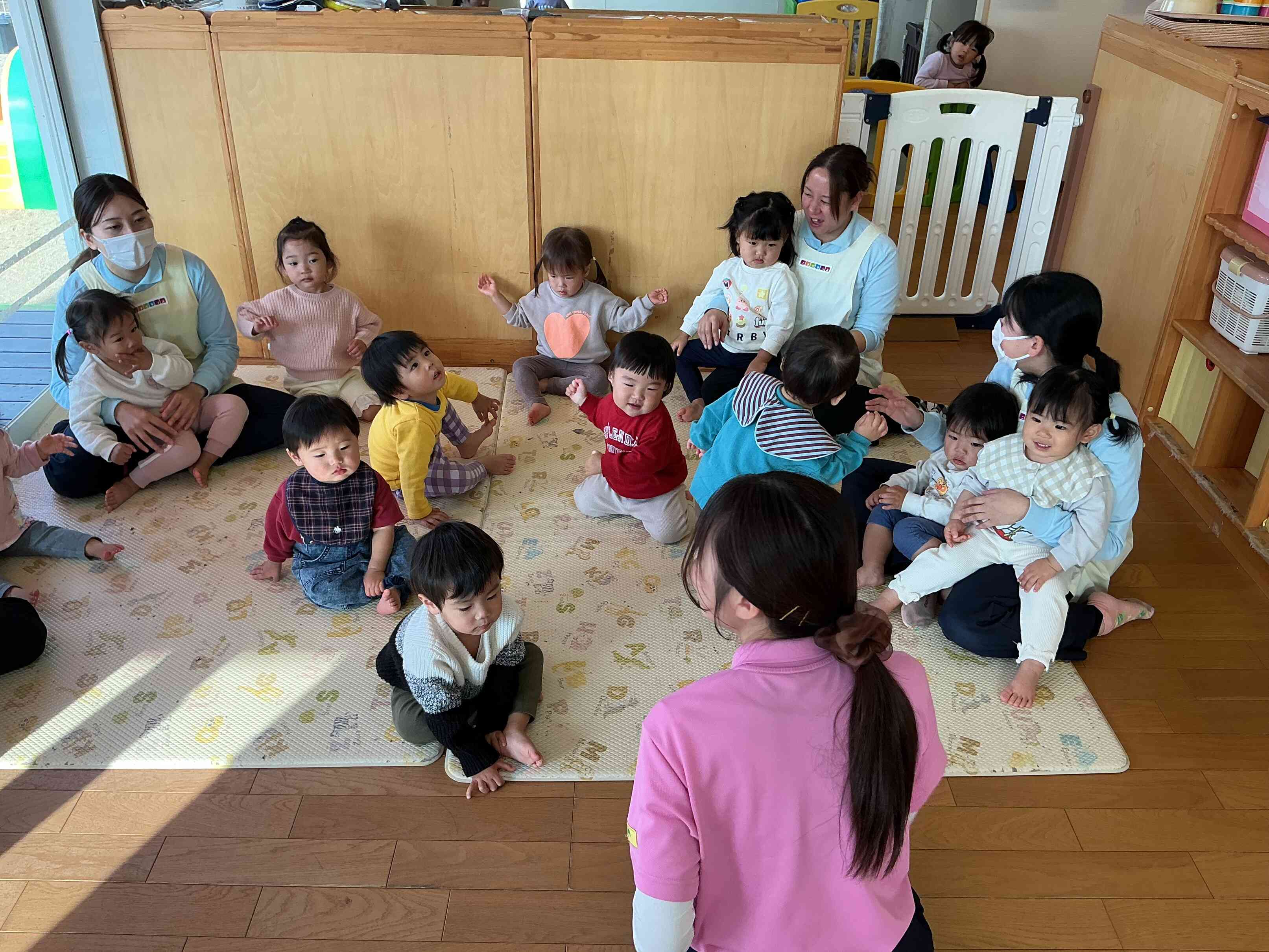 大好きなお歌、みんなで一緒に歌いますよ。