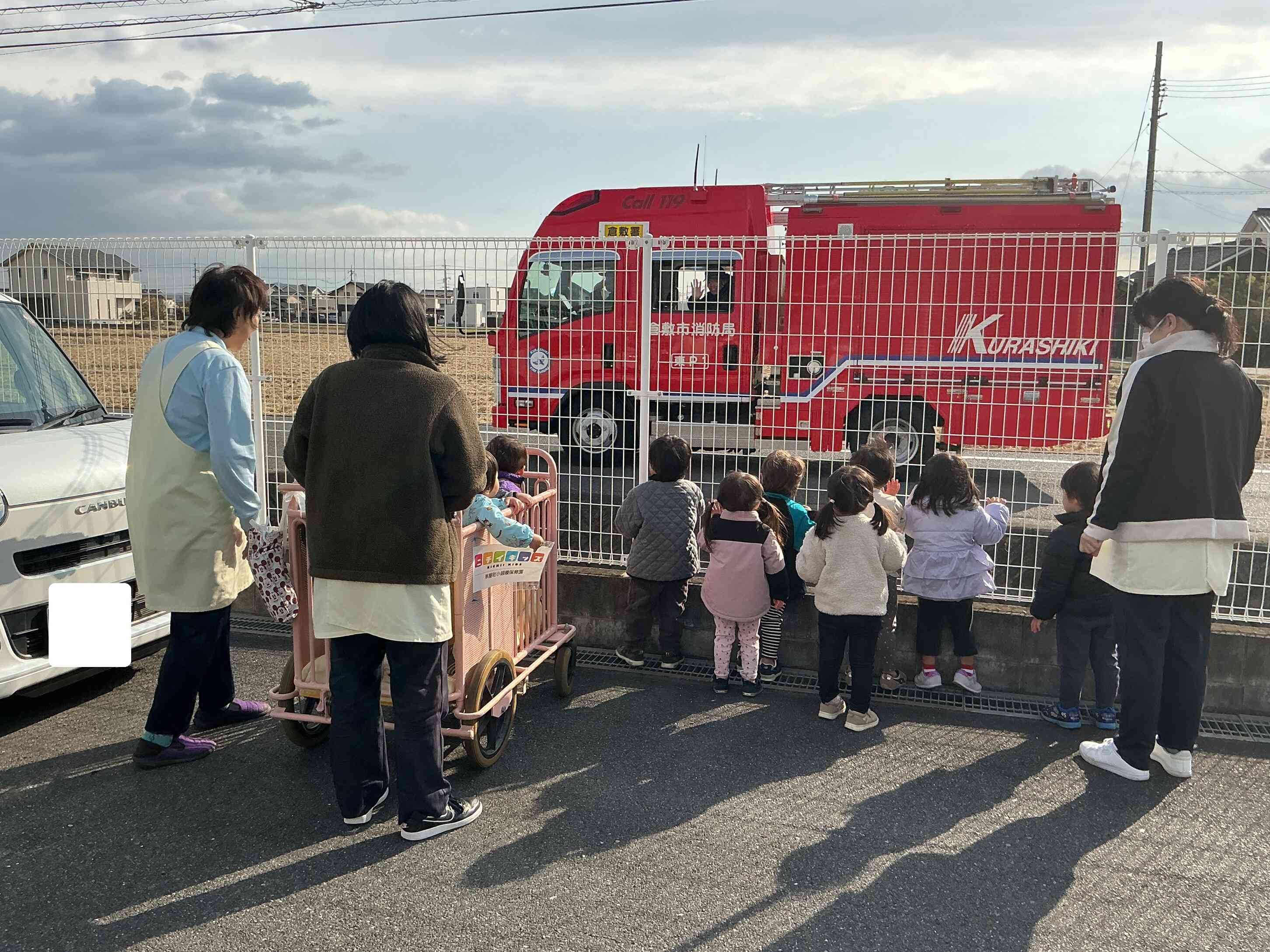 「消防士さんありがとー、またきてねー」とみんなでバイバイしましたよ。
