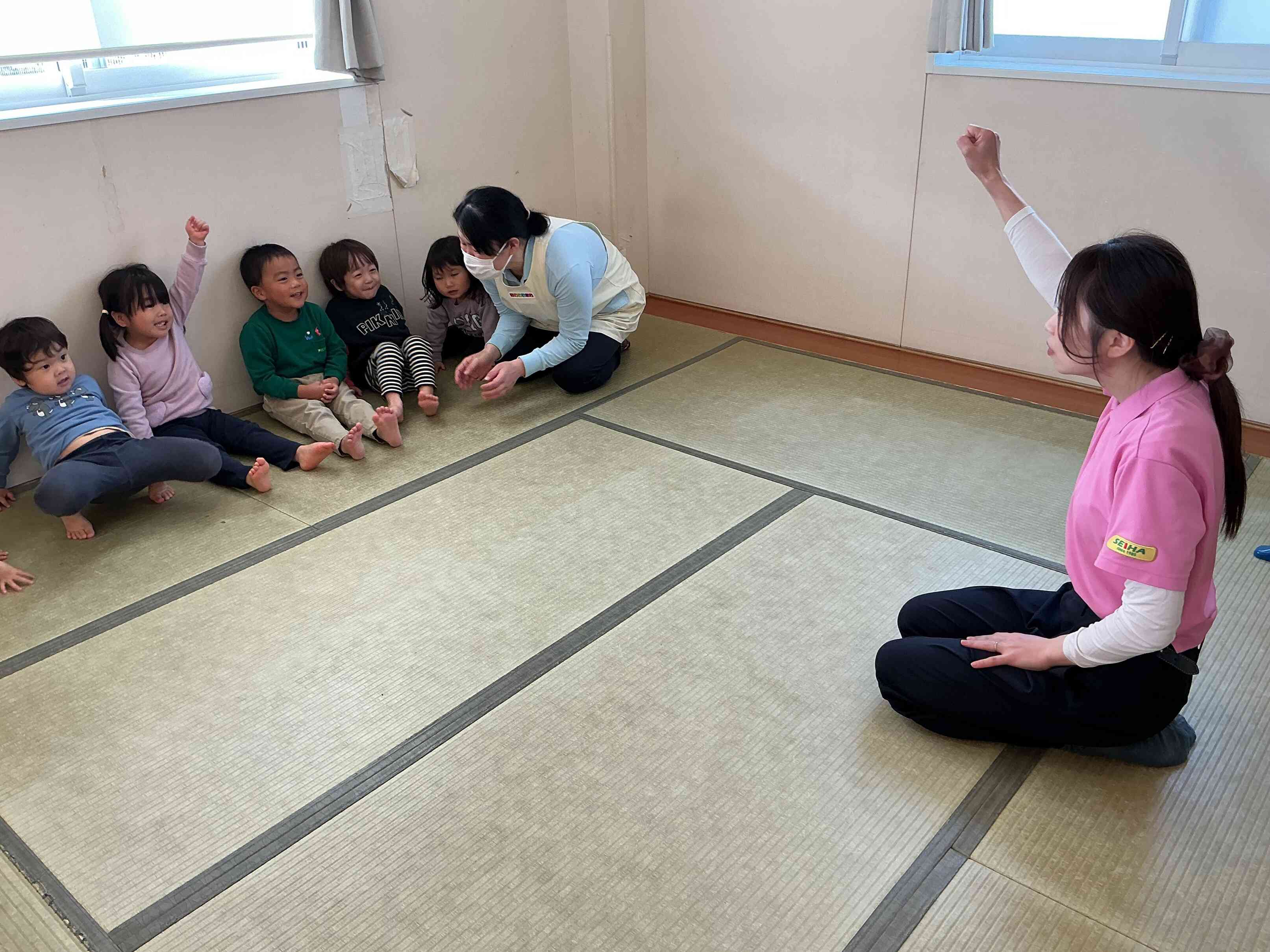 お名前を聞かれて、元気いっぱい「〇〇ー」と答えるおともだち。