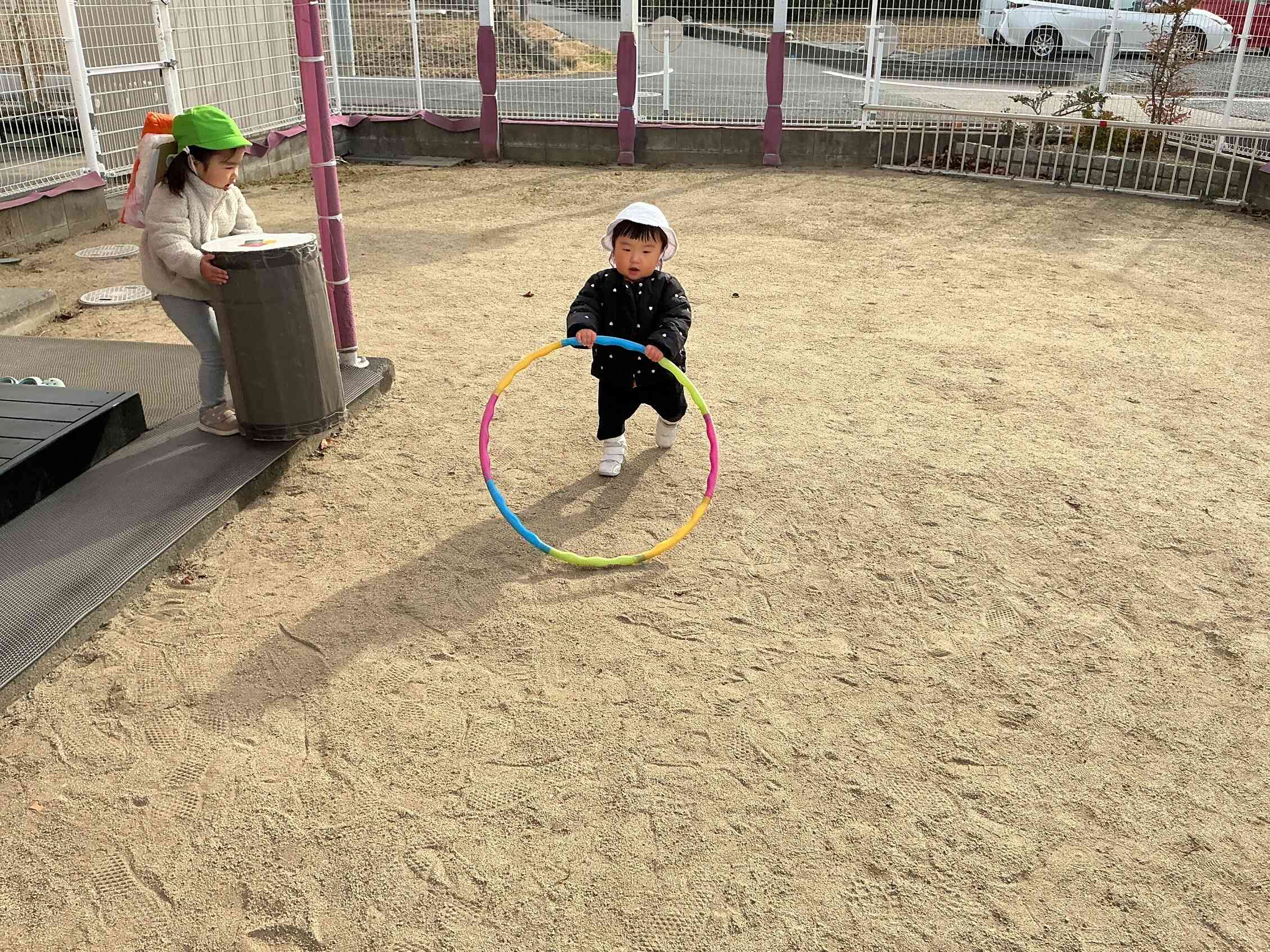 お兄さんお姉さんの真似っこをしながら、フープを持っていちにいちに。