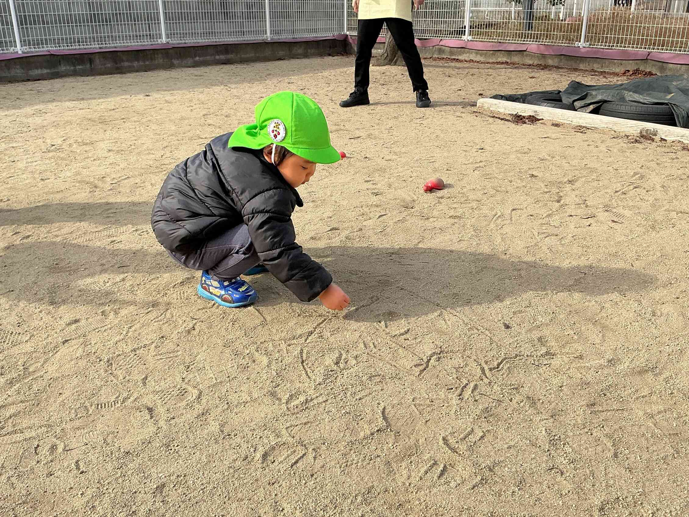 園庭の大きなスケッチブックにおもいっきりお絵描き。