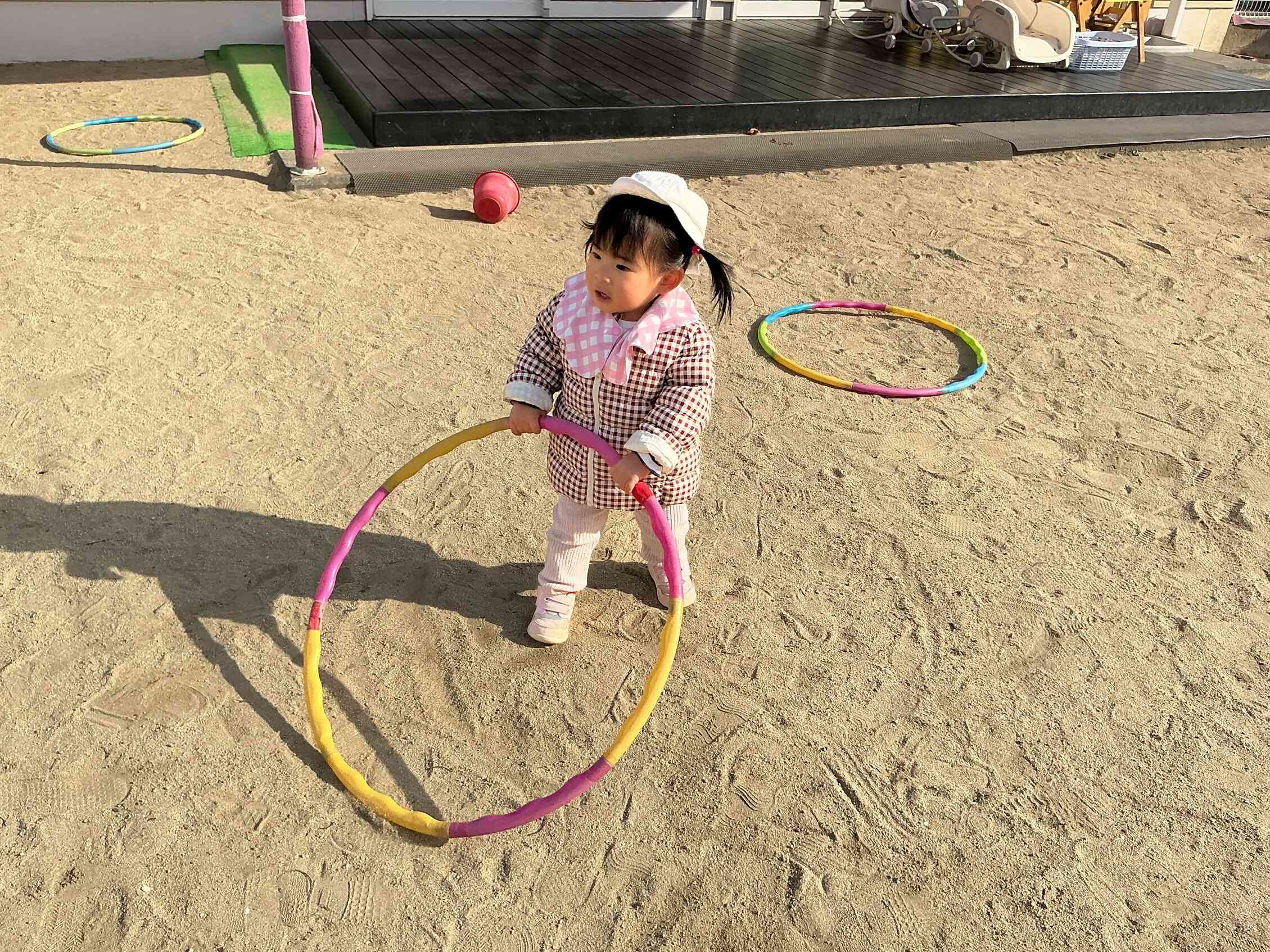 じーっとお兄さんお姉さんを観察するひよこぐみさん。