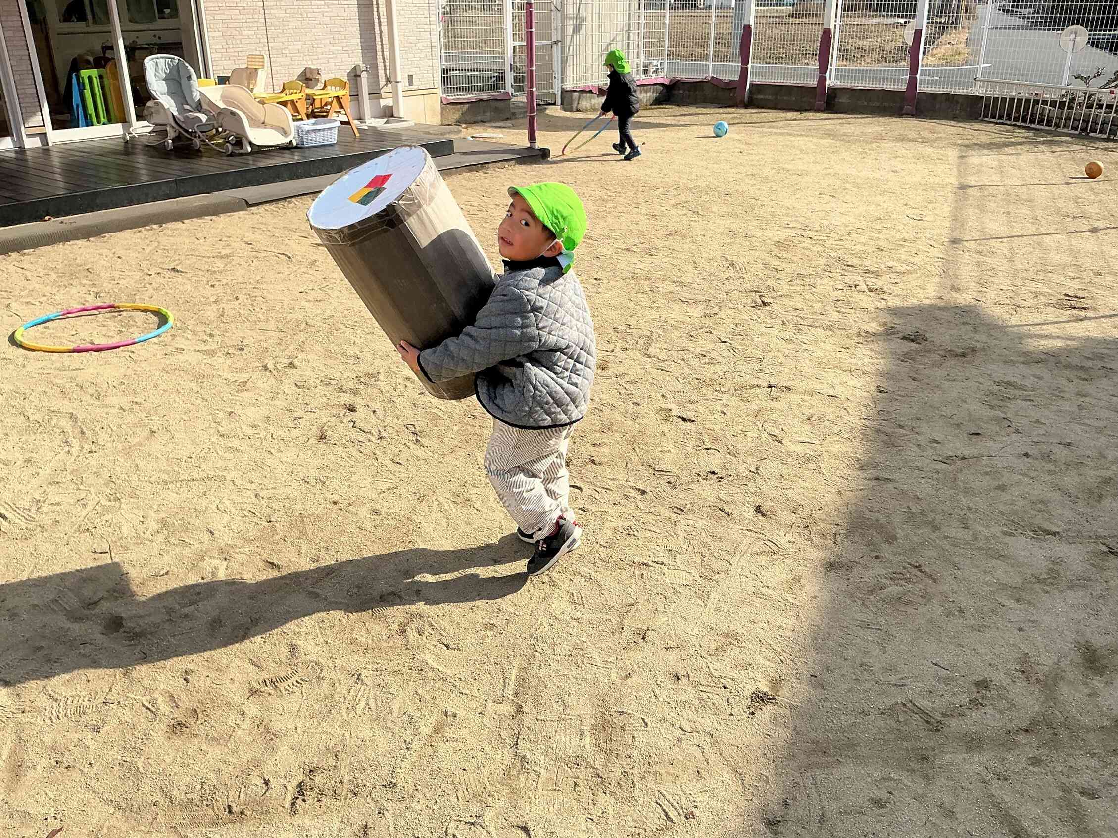 「ヨイショッ」お寿司を抱えて運びます。