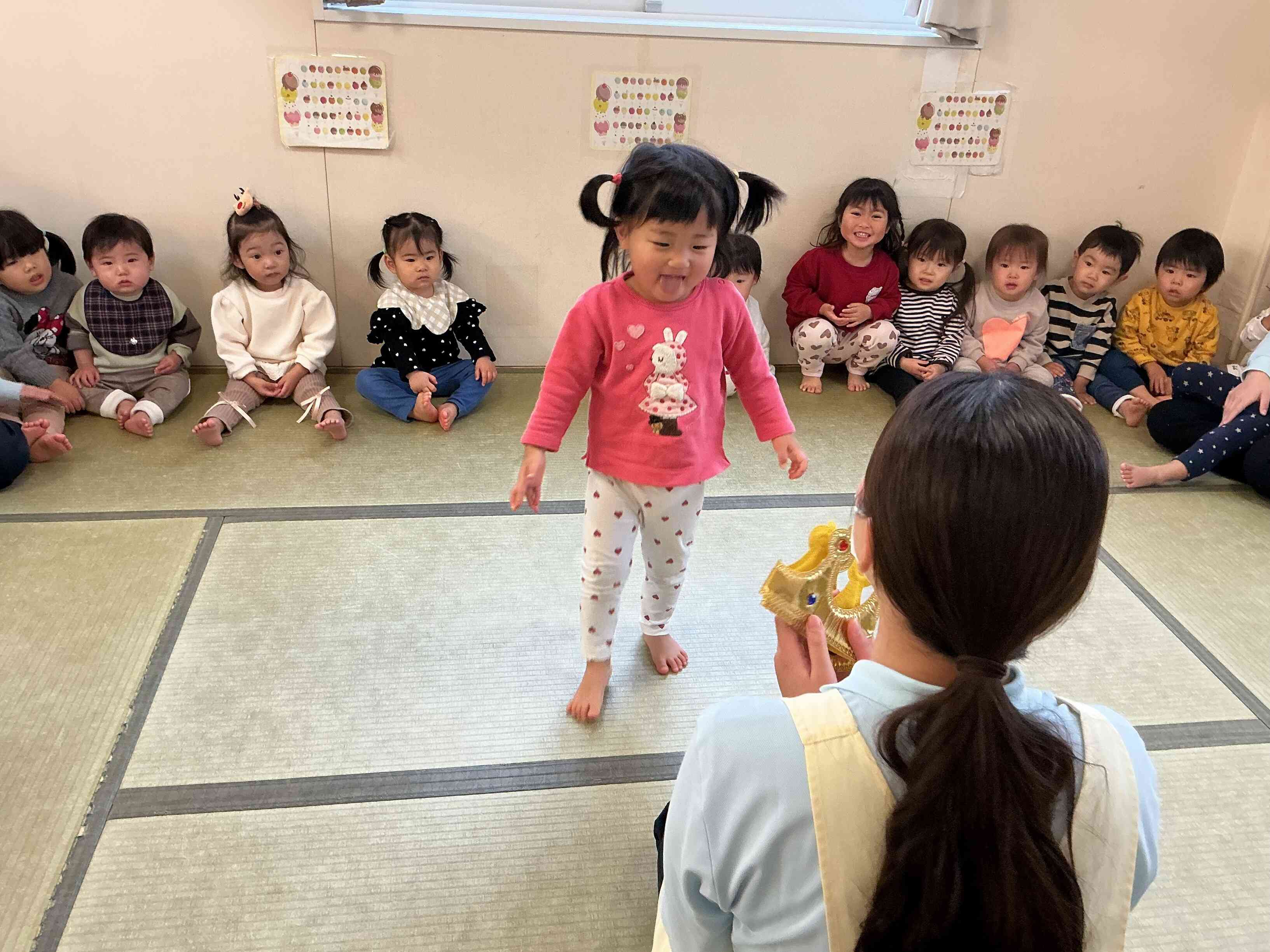 保育者にお名前を呼ばれると、ニコニコで出てきてくれましたよ。