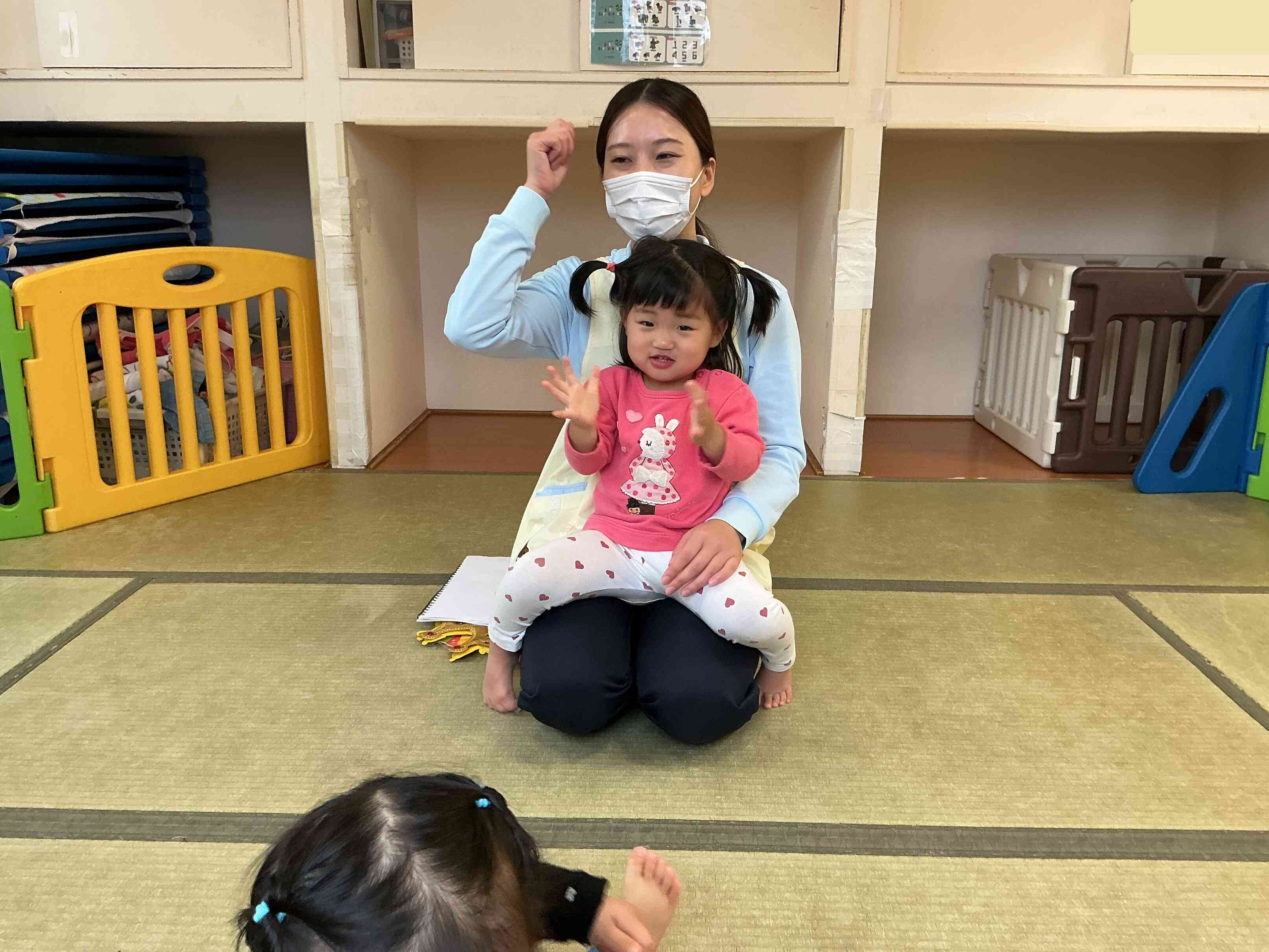 今日は特別に、保育者のお膝を独占しちゃうよ~。