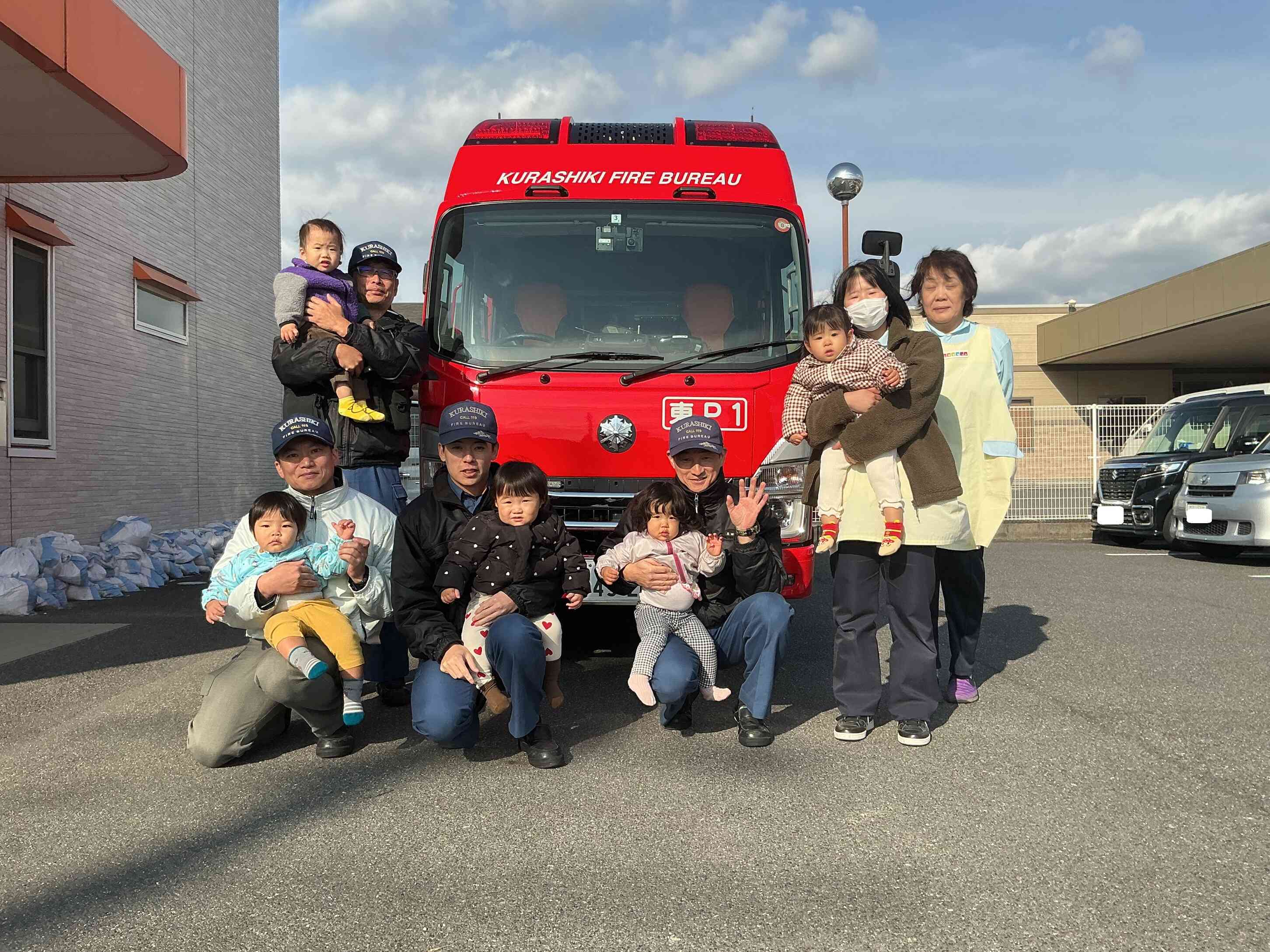 カッコいい消防士さんに抱っこしてもらったひよこぐみさん（0歳児）。