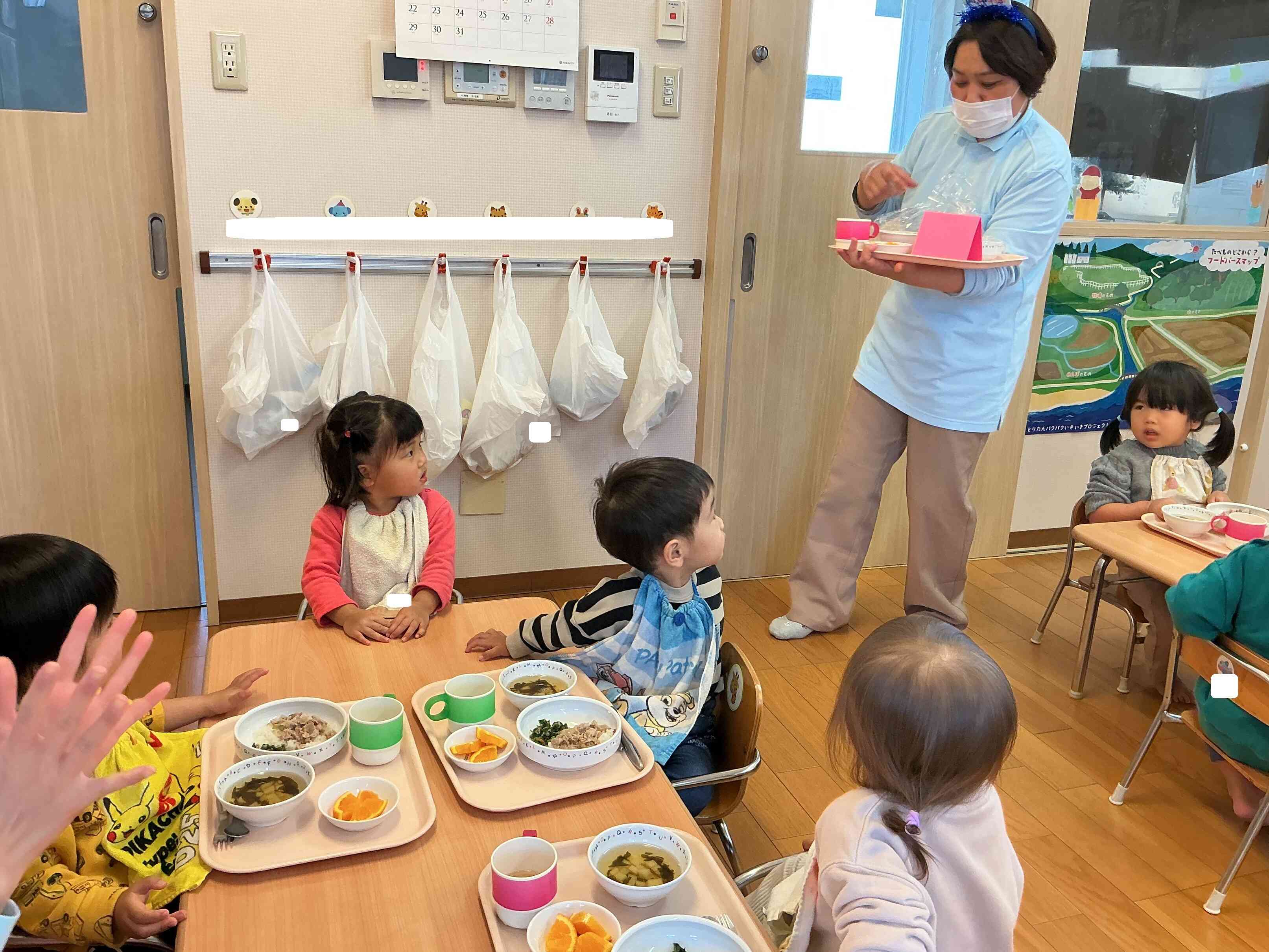 給食の先生がバースデー給食を持って登場。