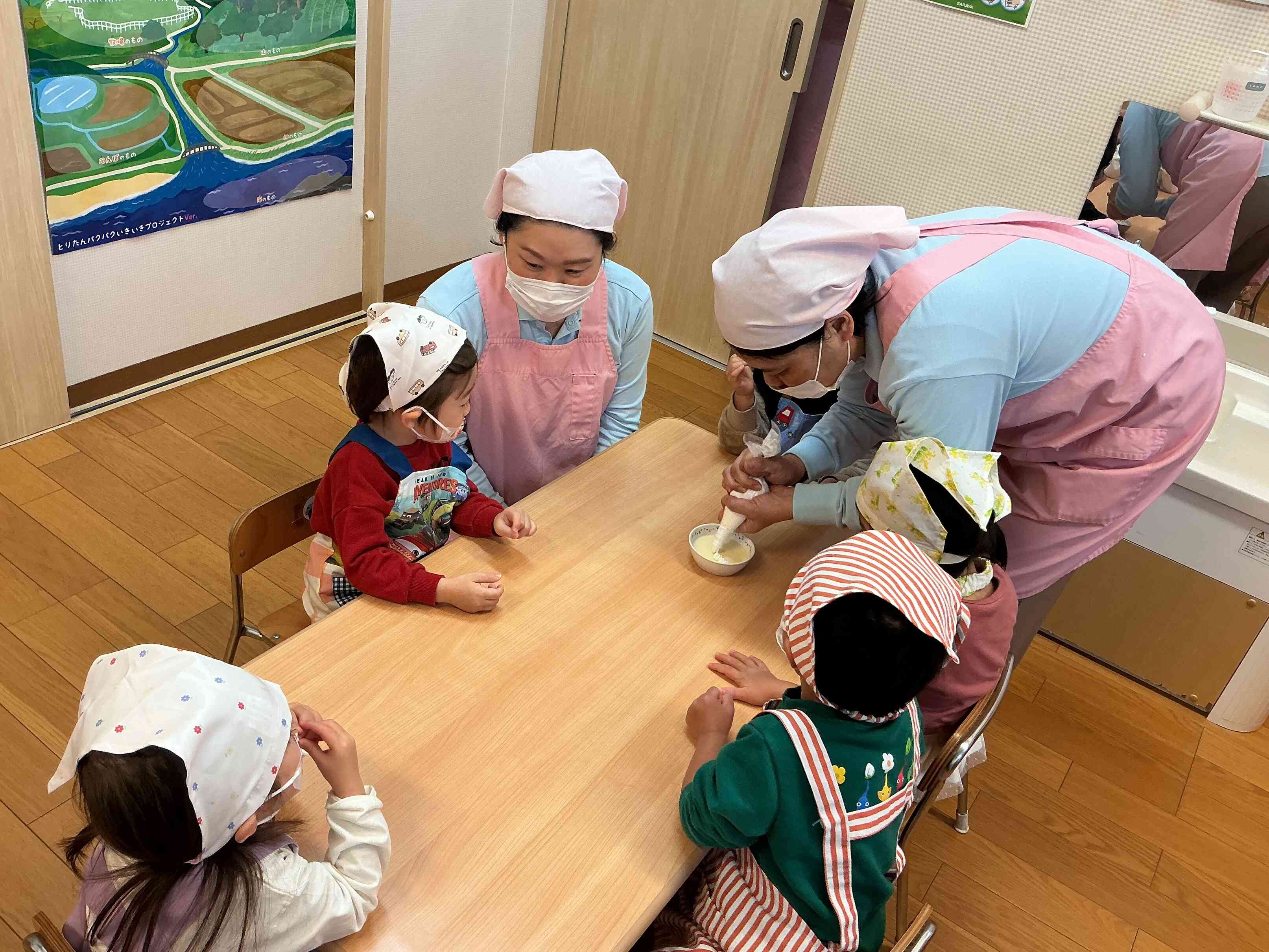 給食の先生がプリンの上にサンタさんのお顔を作って見せてくれました。