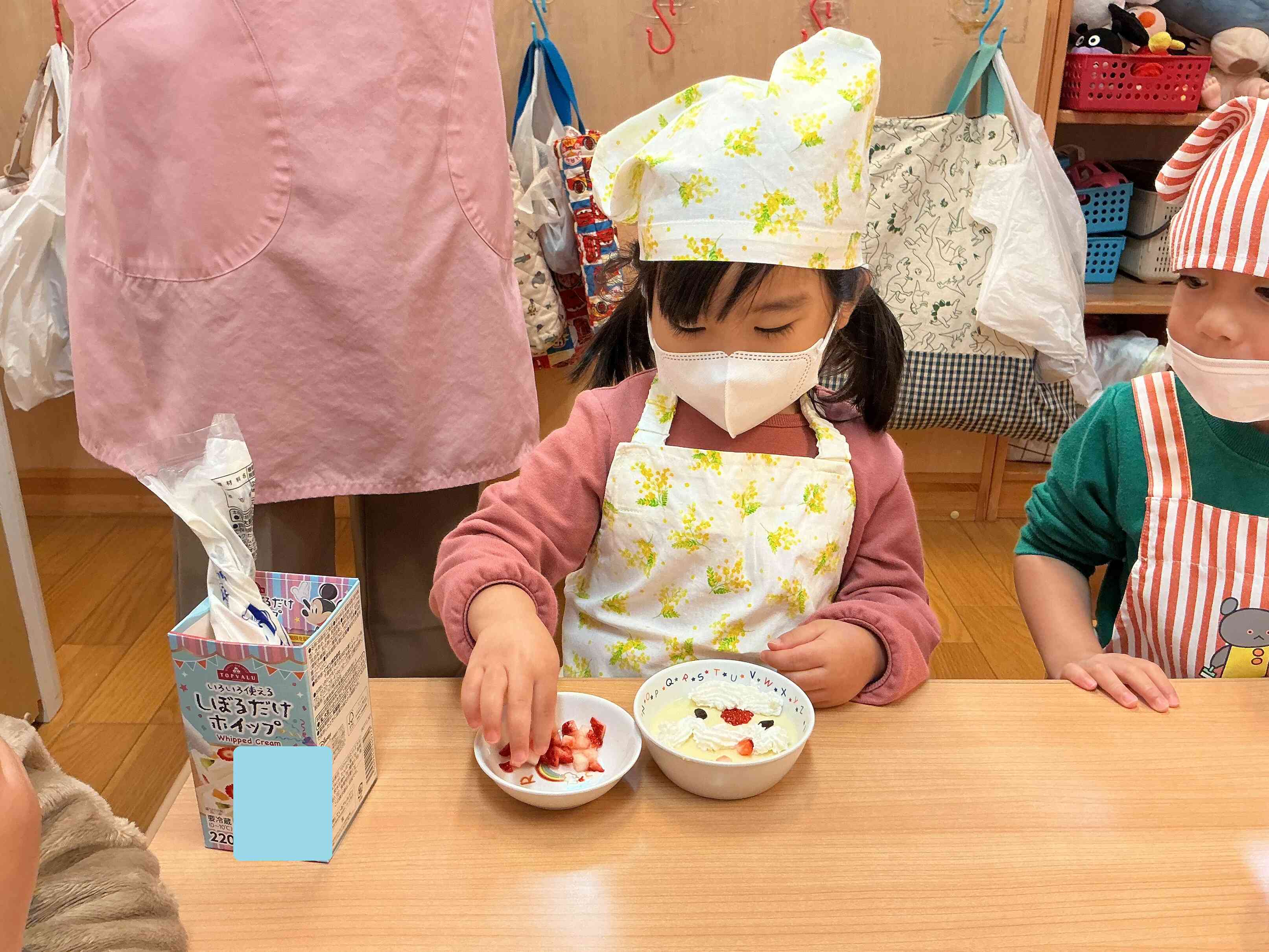 イチゴでサンタさんのお帽子つくるよ～。