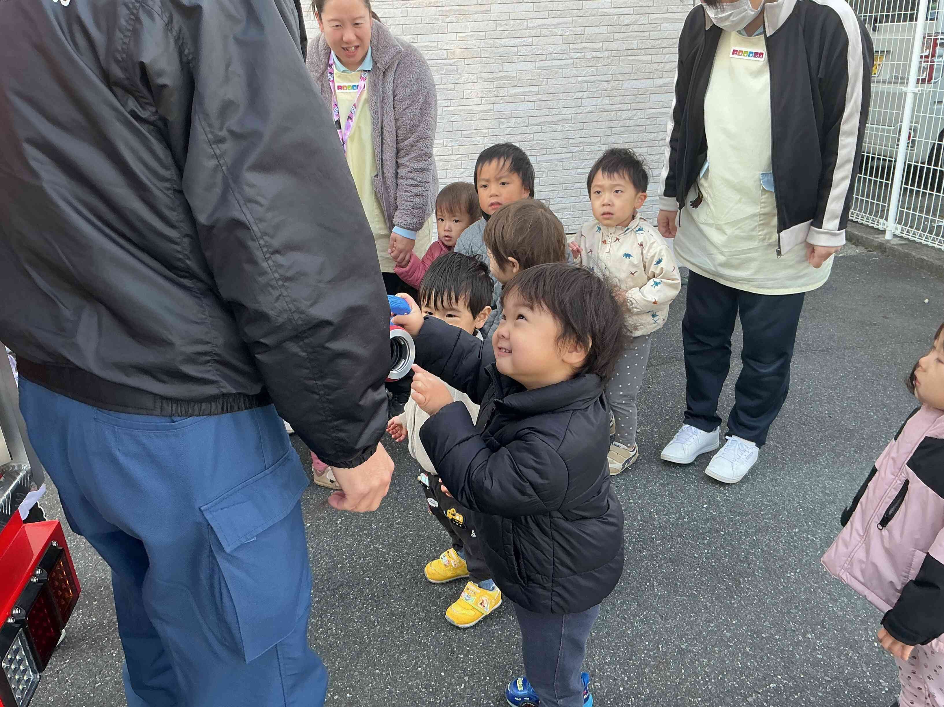 「これなあに？」と消防士さんに質問したら「ホースにくっつけて水を出して火事を消すんだよ」と教えてくれました。