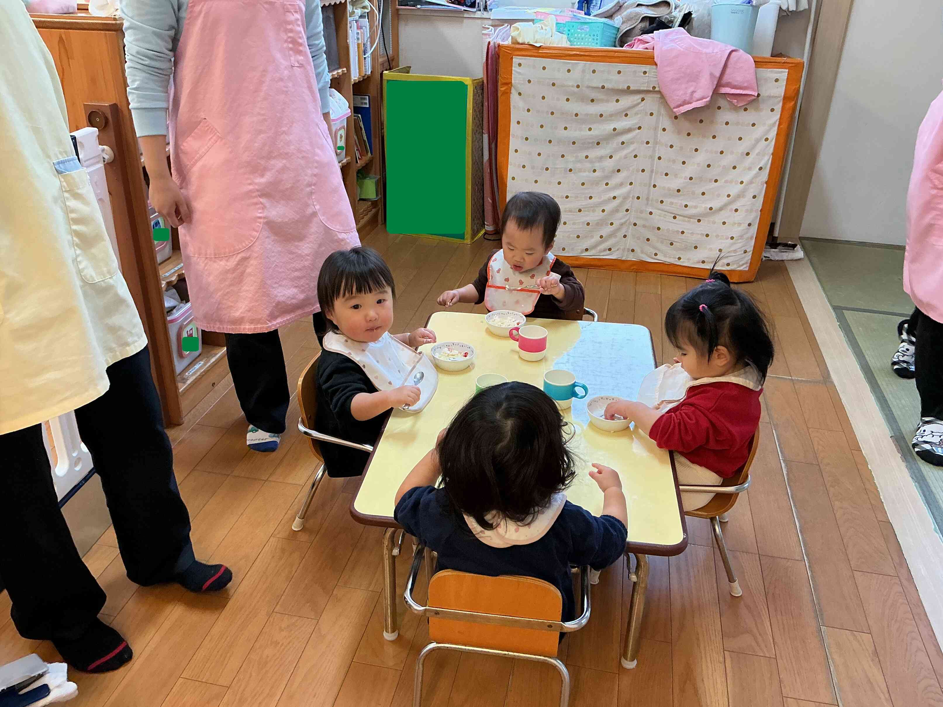 ひよこぐみさん、サンタプリンに夢中です。