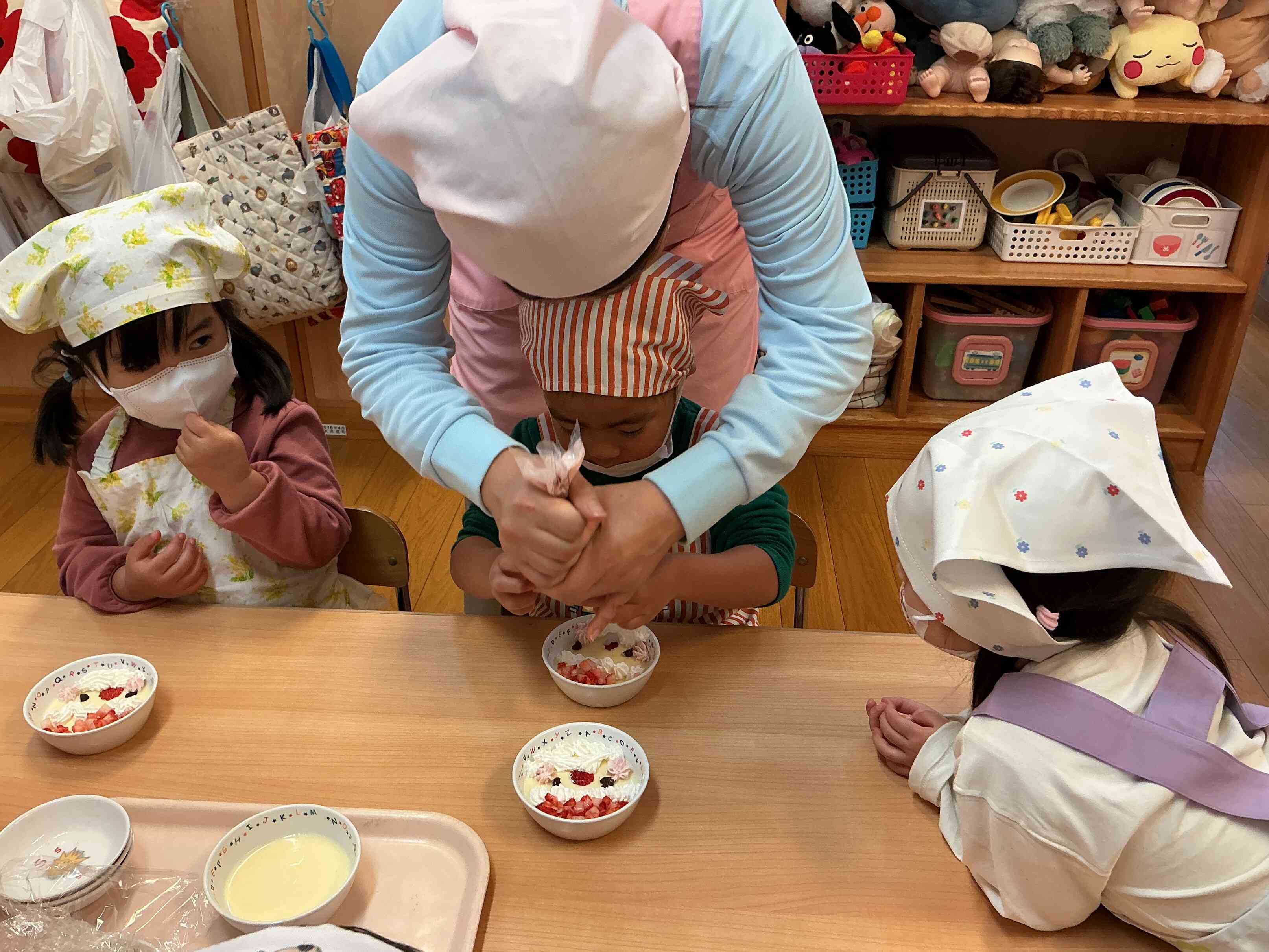 ぎゅー、サンタさんにおひげをつけてあげるよ。