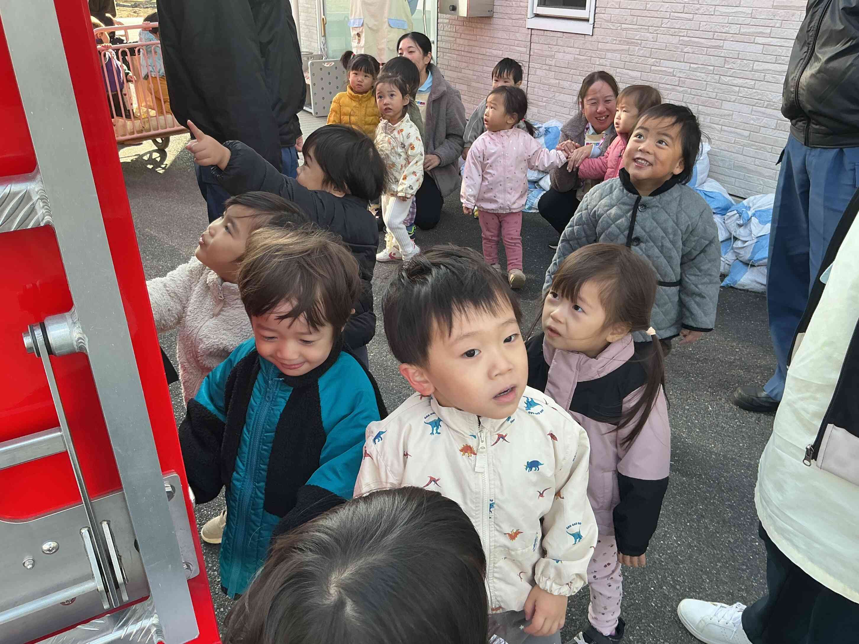 大きくてカッコいい消防車を近くで見れて大喜びの子ども達。