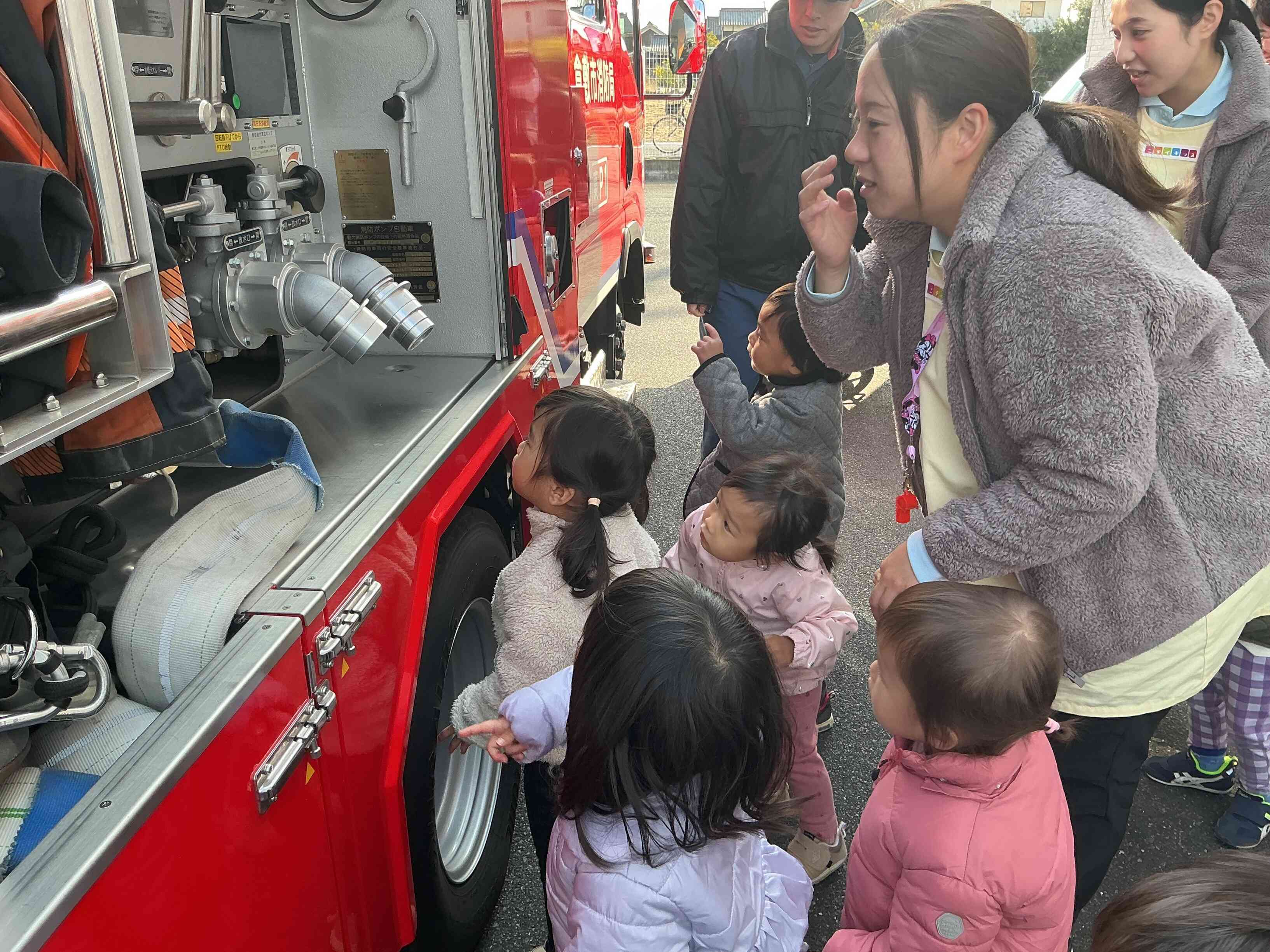 「これなんだろう」と興味津々。