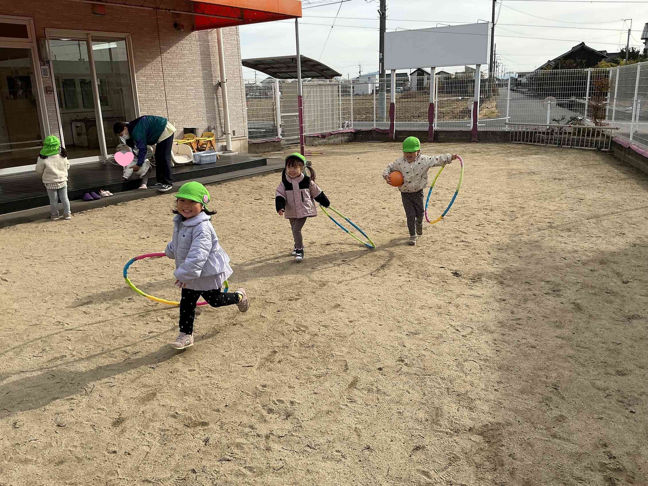 ニコニコで園庭を走る子ども達。