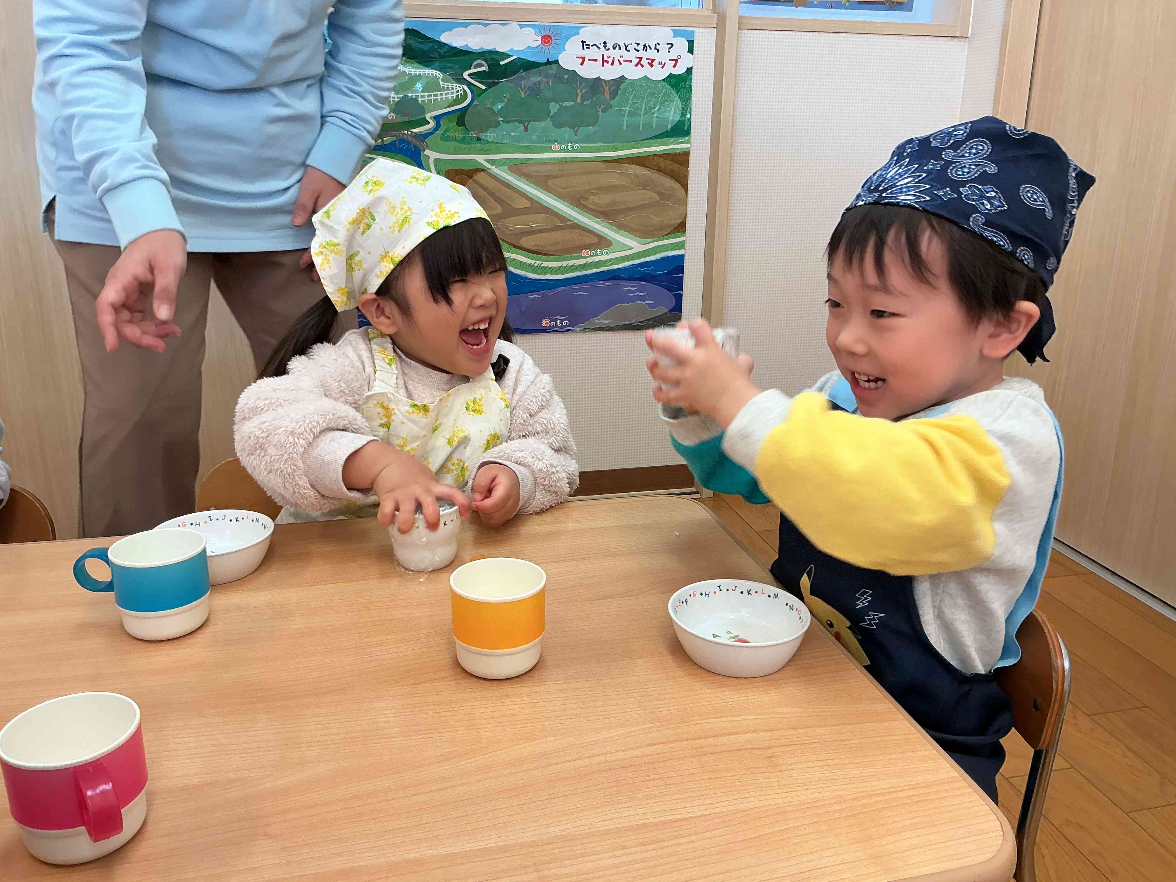 コップをコロコロ