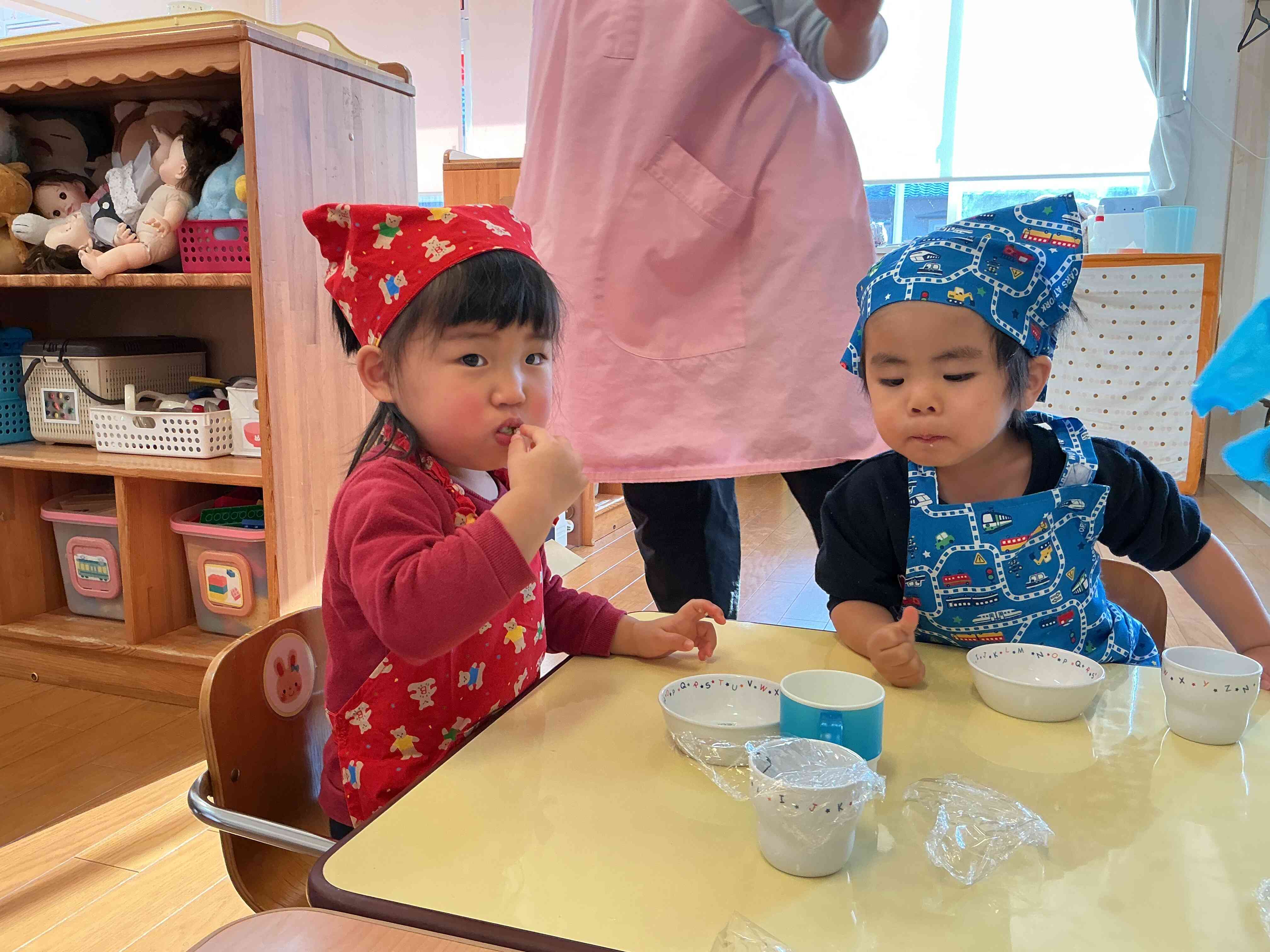 「一緒におかわりする～？」と誘うおともだち。