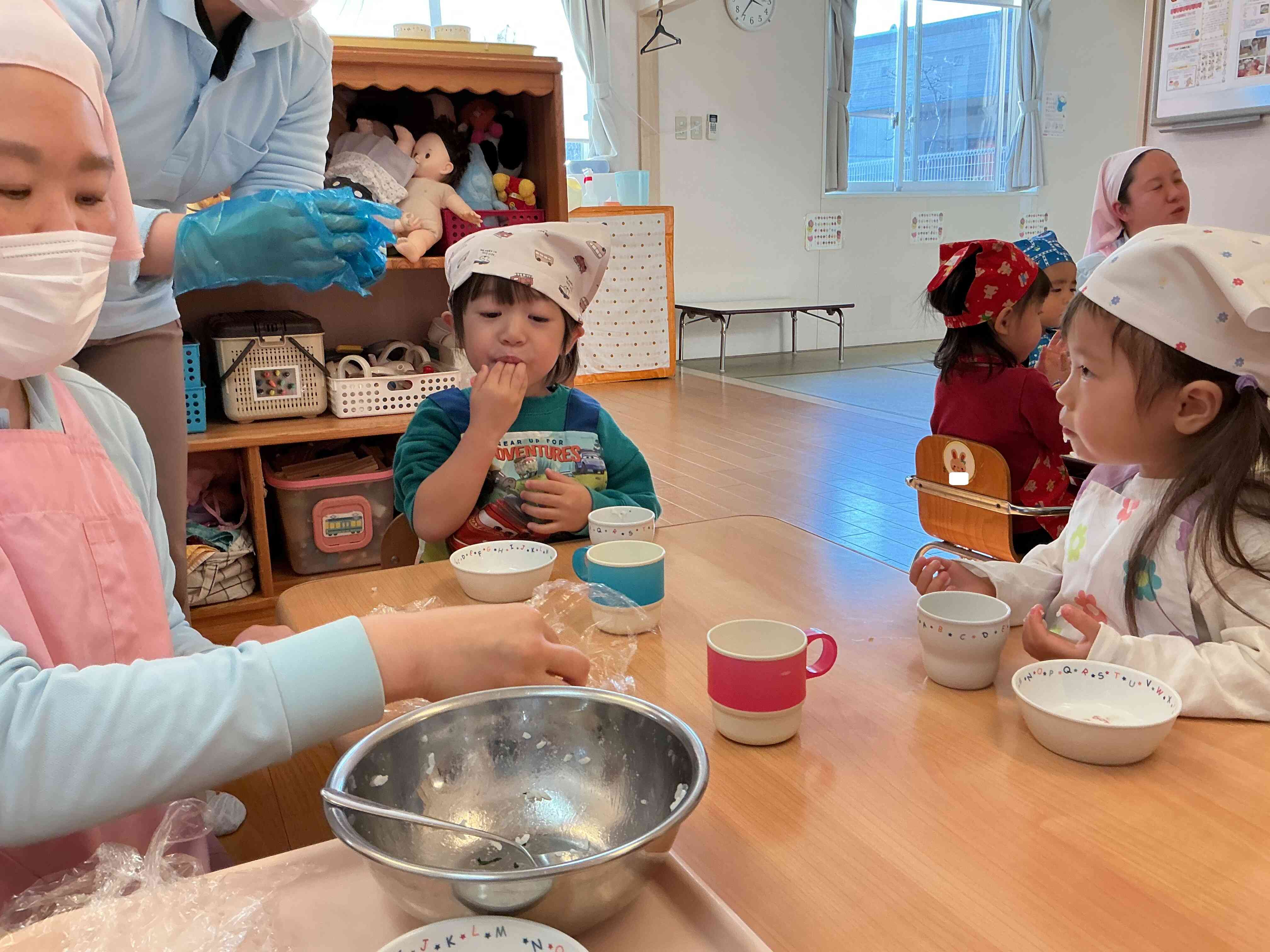 とっても美味しい七草おにぎりをいっぱい食べた子ども達。今年一年ニコニコで元気いっぱい過ごせますよ～に。