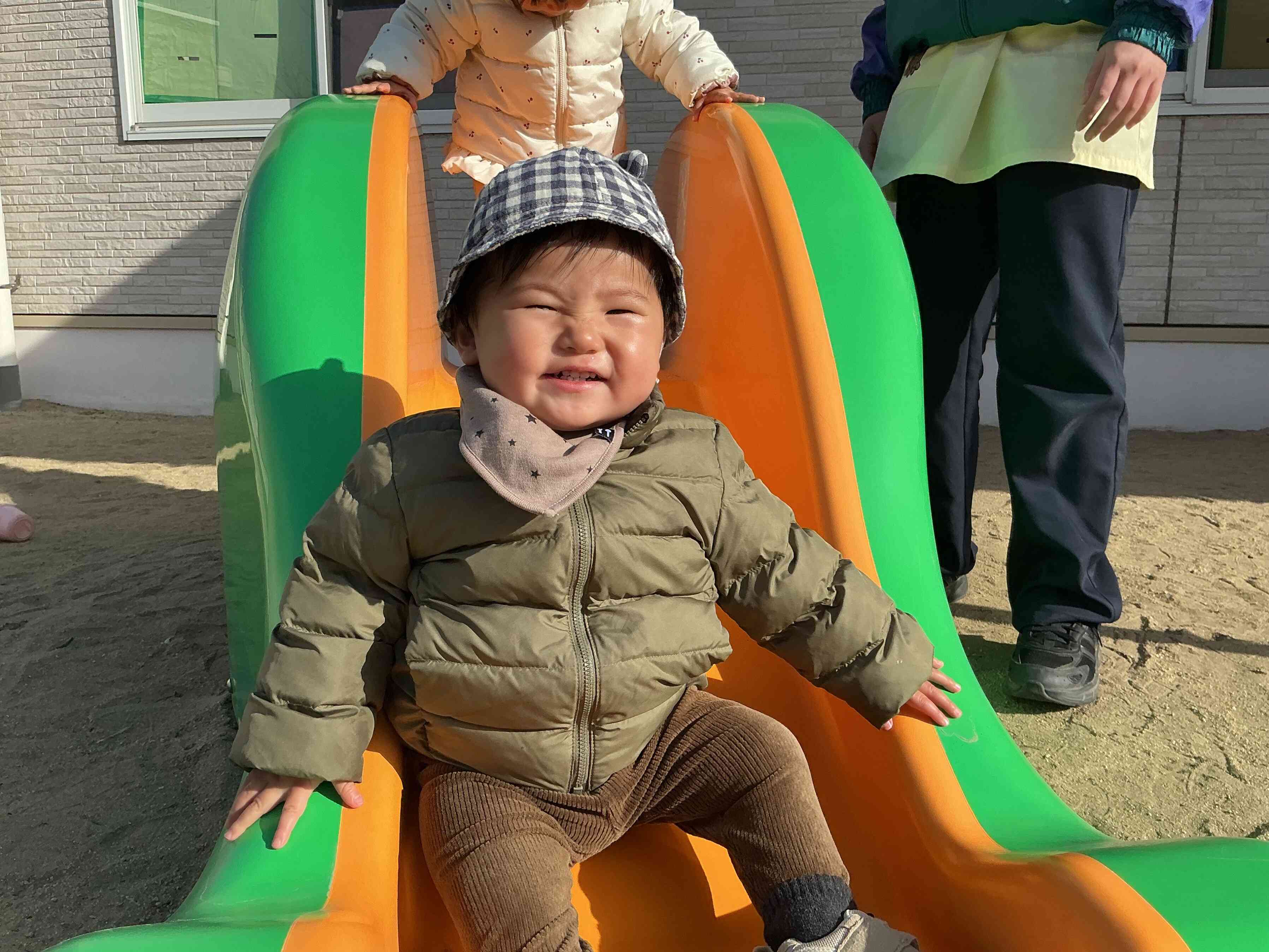 大好きなすべり台を何度も何度もシュー。