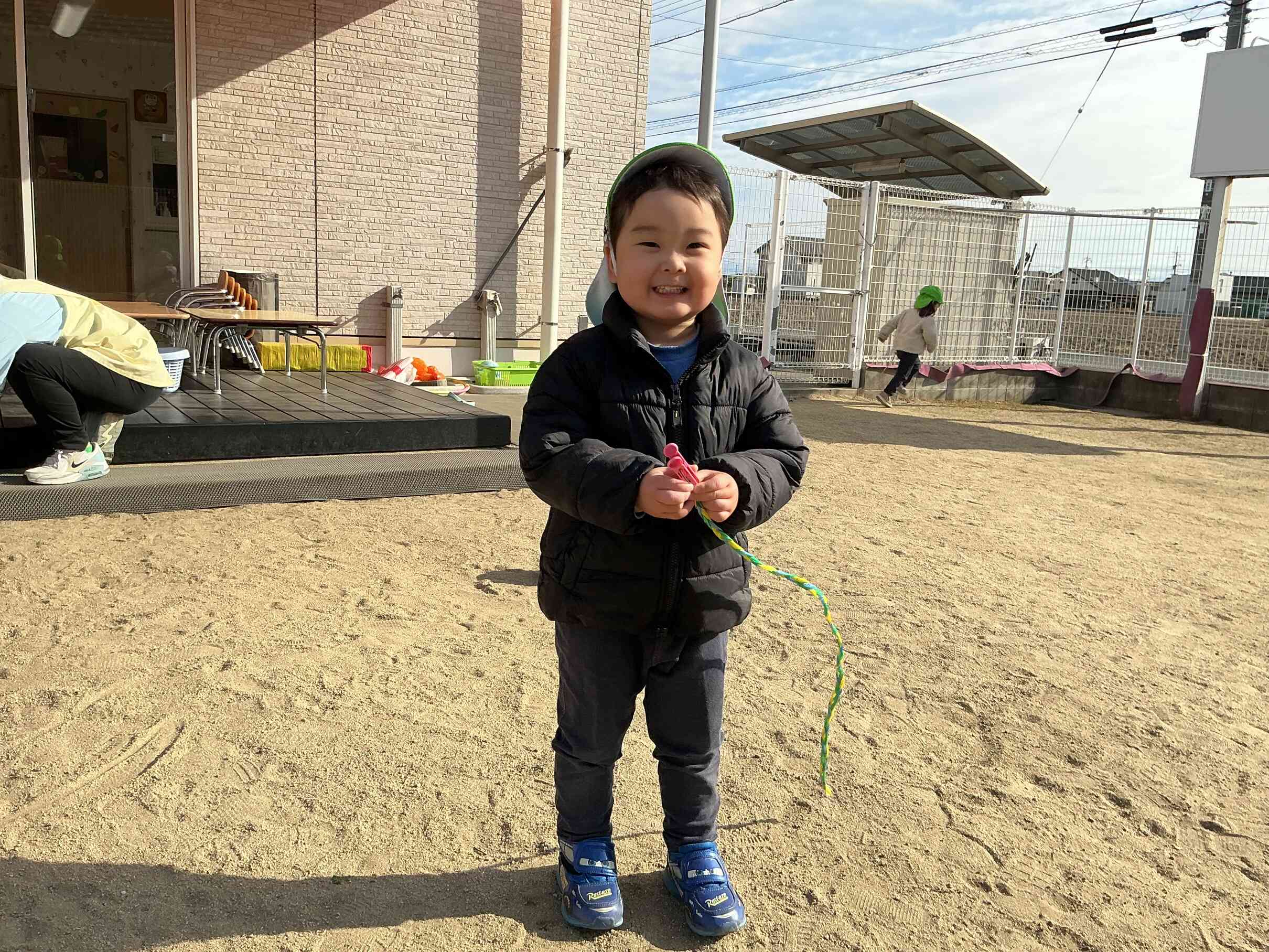 しっぽとられなかったよ～。大事に大事にしっぽを握りしめるおともだち。