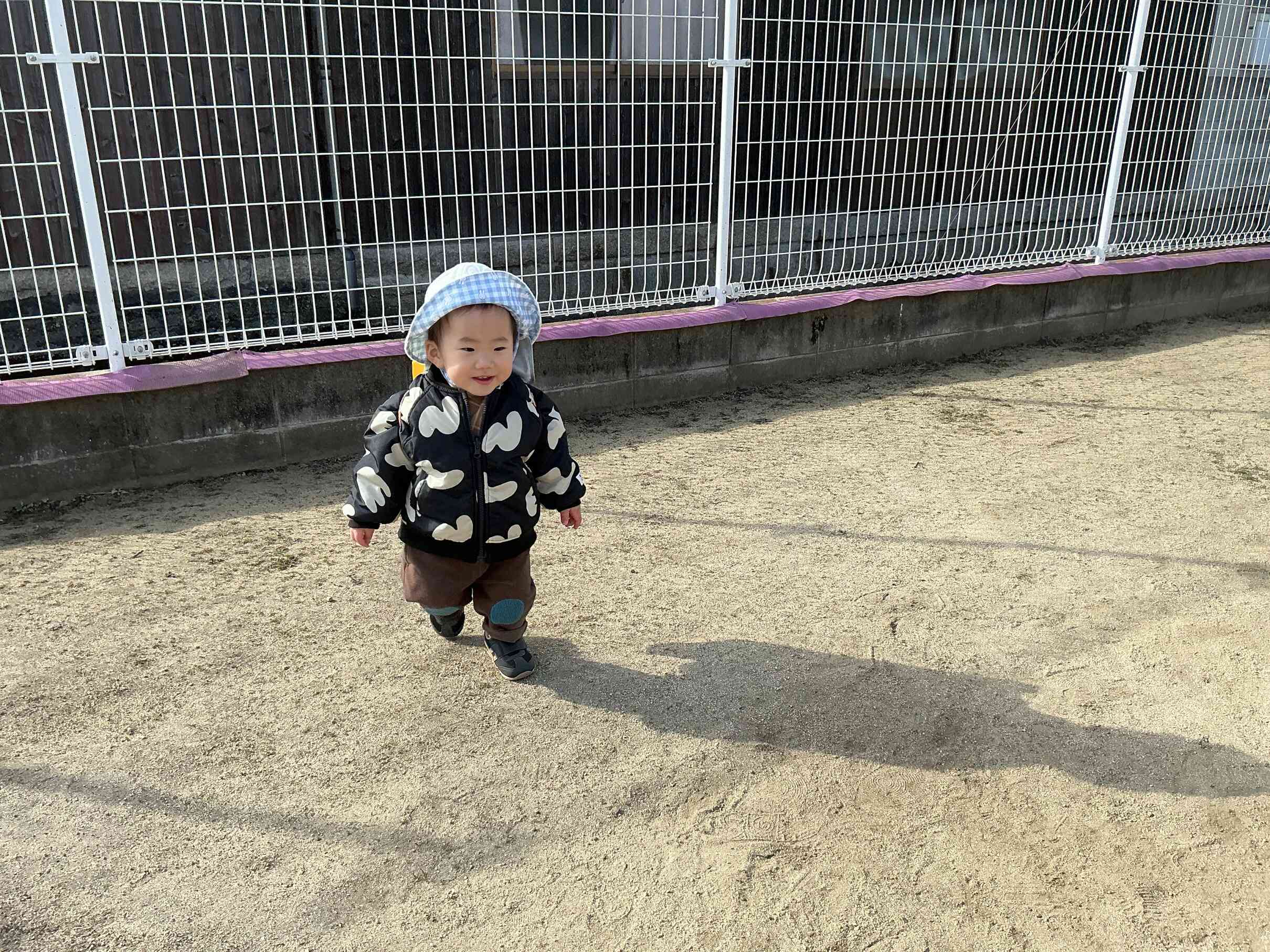 お兄さんお姉さんと一緒にニコニコで走るひよこぐみのおともだち。背中にはおすしを背負ってますよ～。