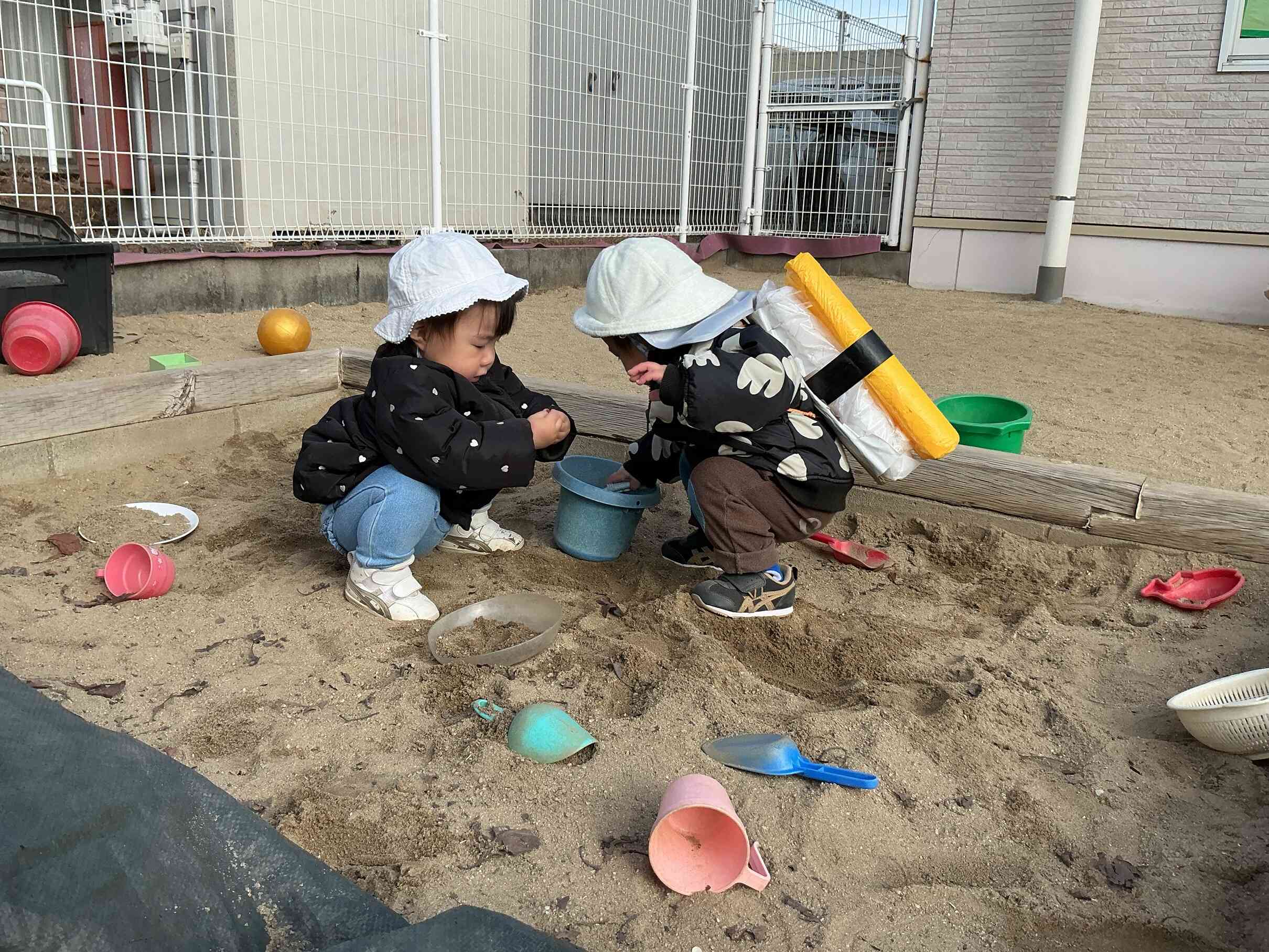 上手に座って遊べるようになったひよこぐみさん（0歳児）