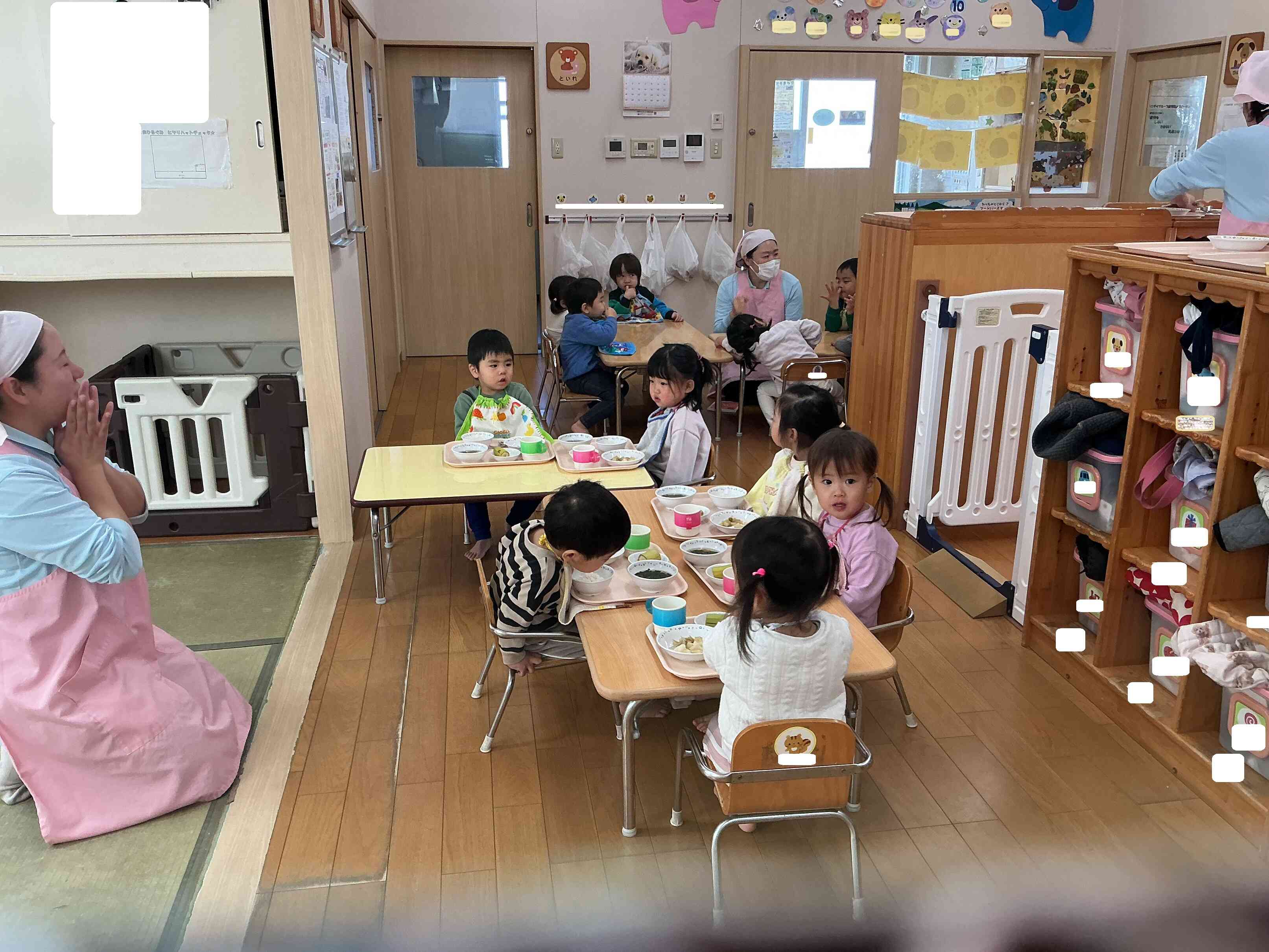 窓の外に気配を感じてチラッ。これから給食の時間です。