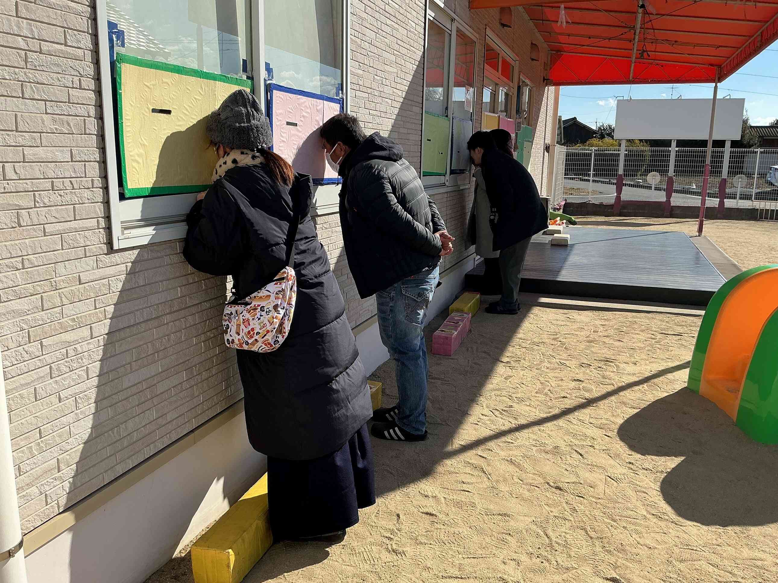 保育室のお子様の様子を見ながら、会話が弾みます。